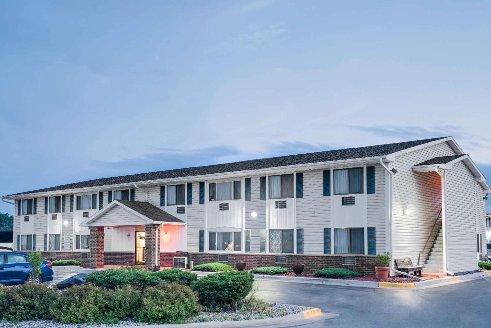 Super 8 by Wyndham Tomah Wisconsin — hotel in Tomah