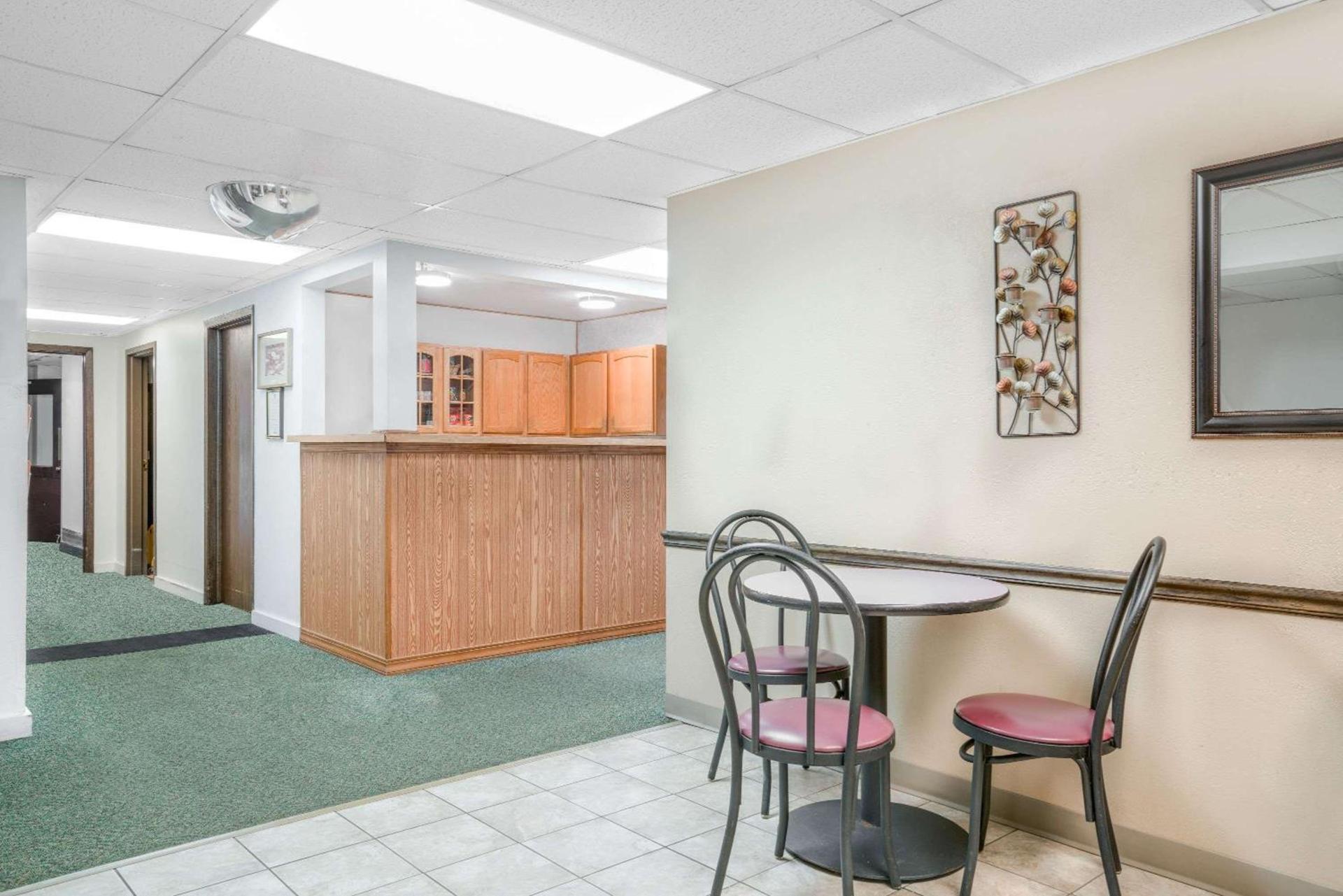 Super 8 by Wyndham Tomah Wisconsin photo 3