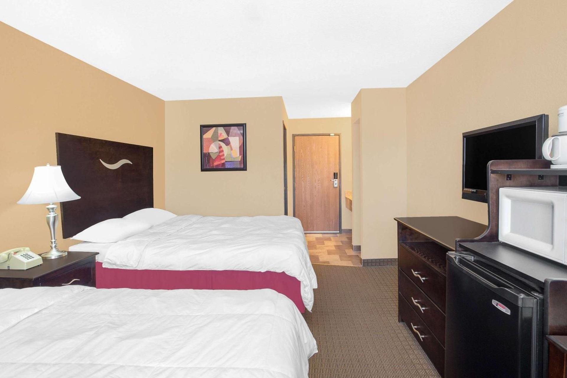 Super 8 by Wyndham Sheboygan WI photo 4