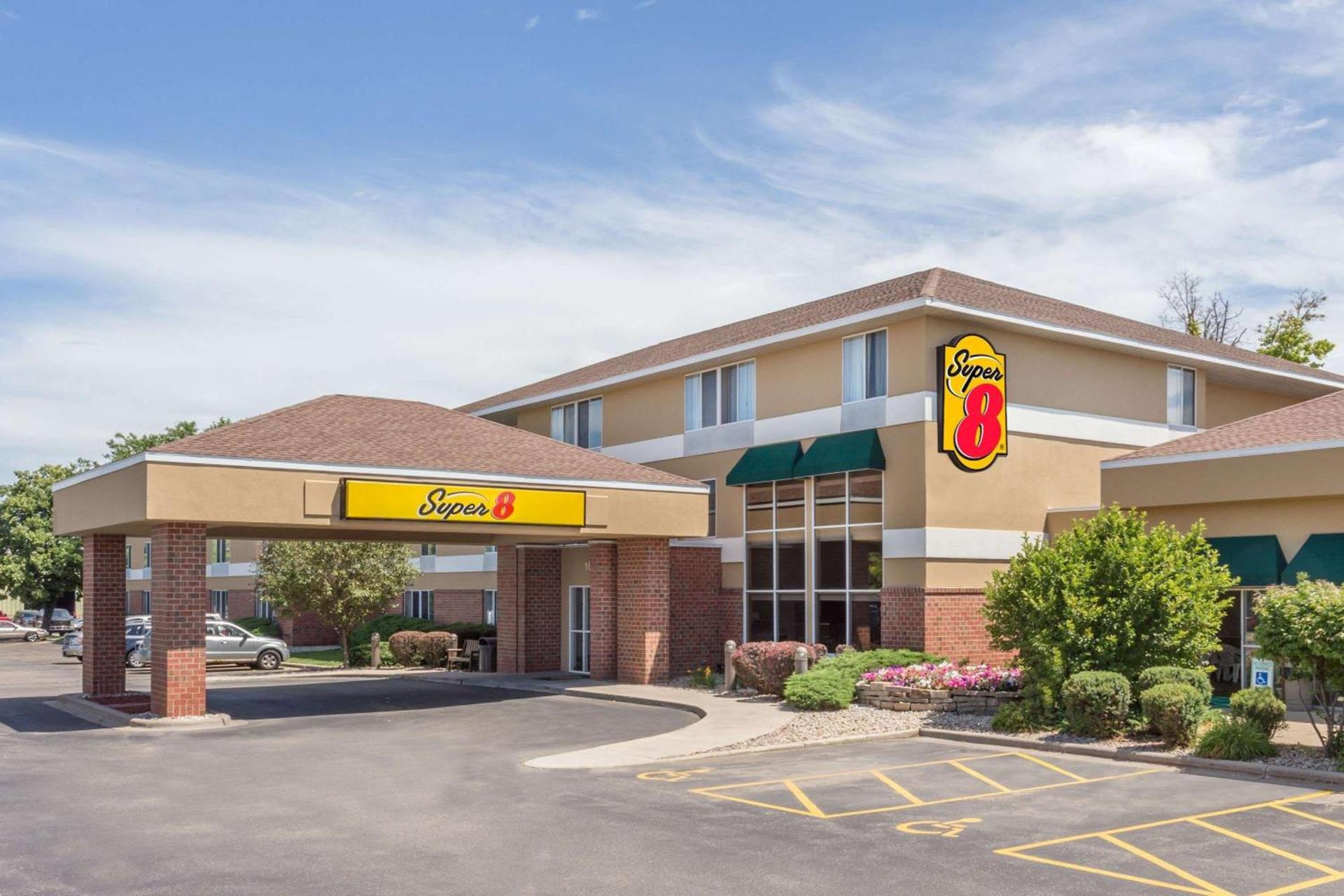 Super 8 by Wyndham Madison South — hotel in Madison