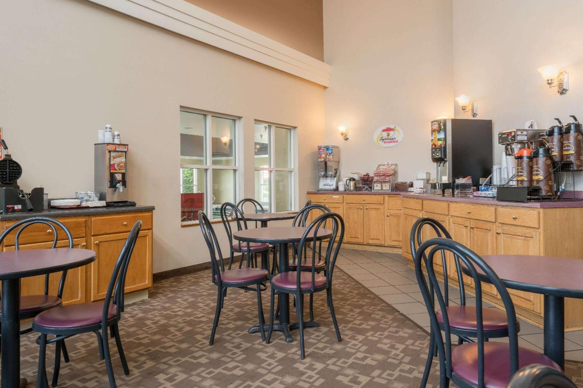 Super 8 by Wyndham Menomonie WI photo 17