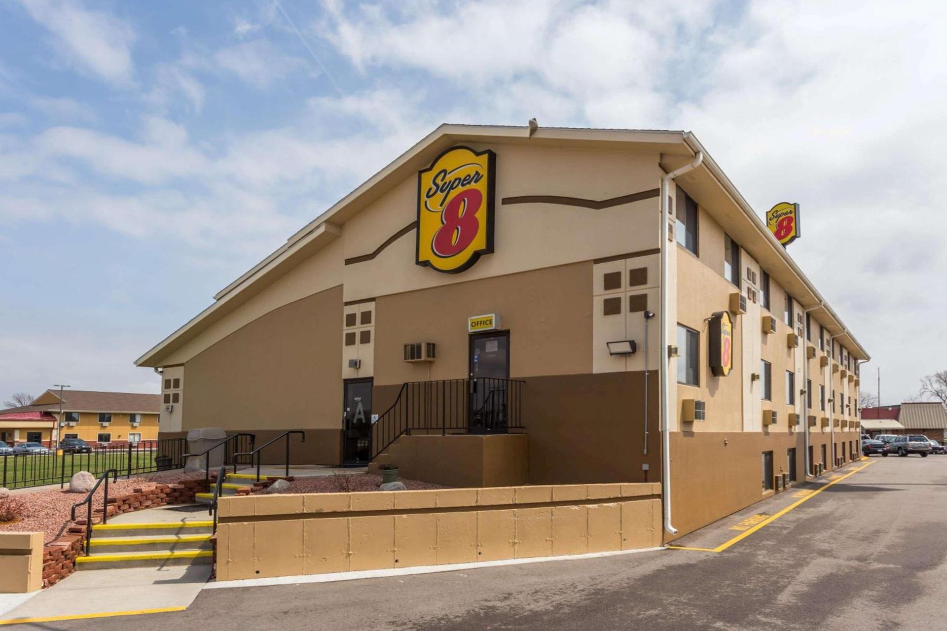 Super 8 by Wyndham Janesville — hotel in Janesville