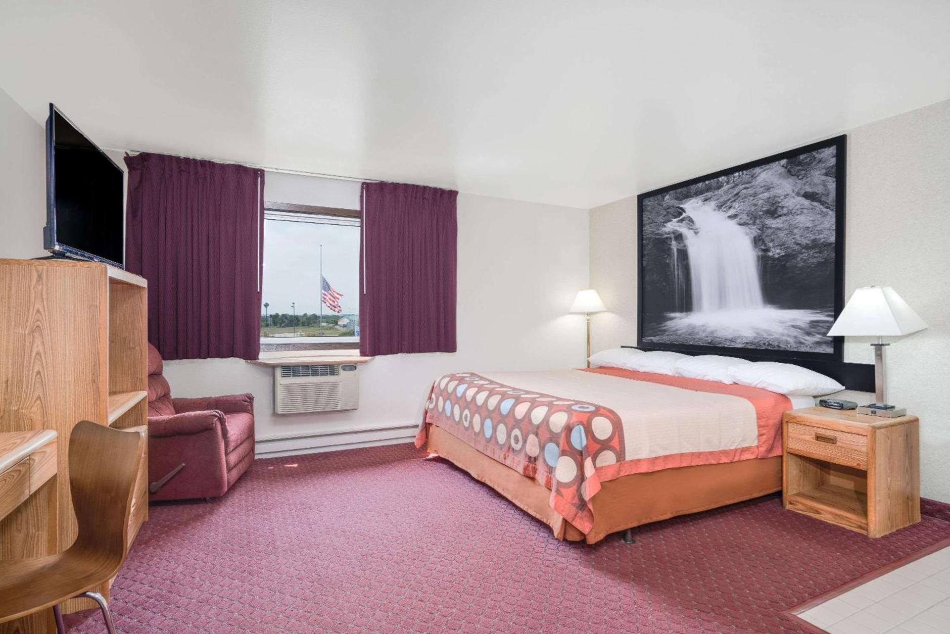 Super 8 by Wyndham Tomah Wisconsin photo 12