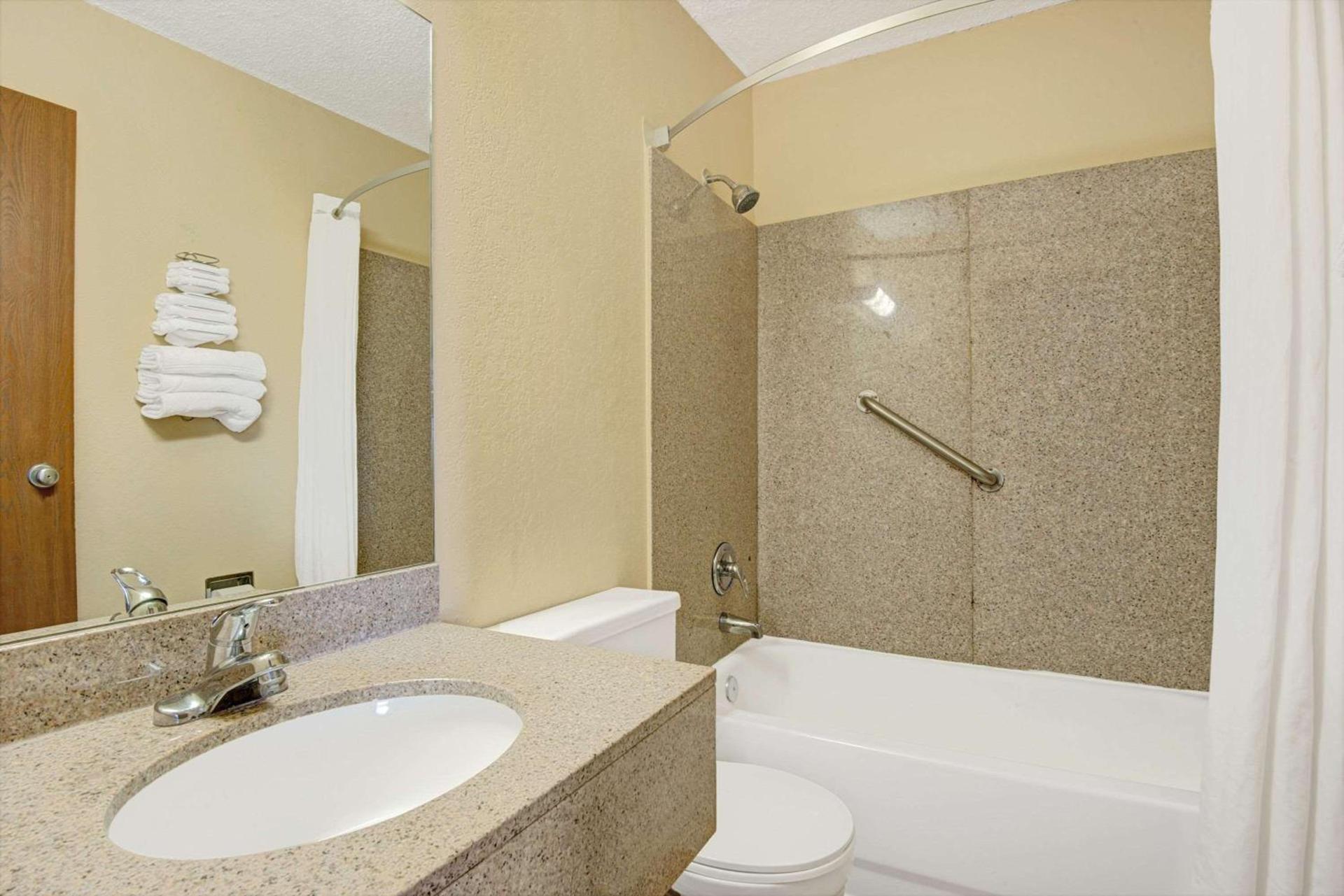Super 8 by Wyndham Independence Kansas City photo 11
