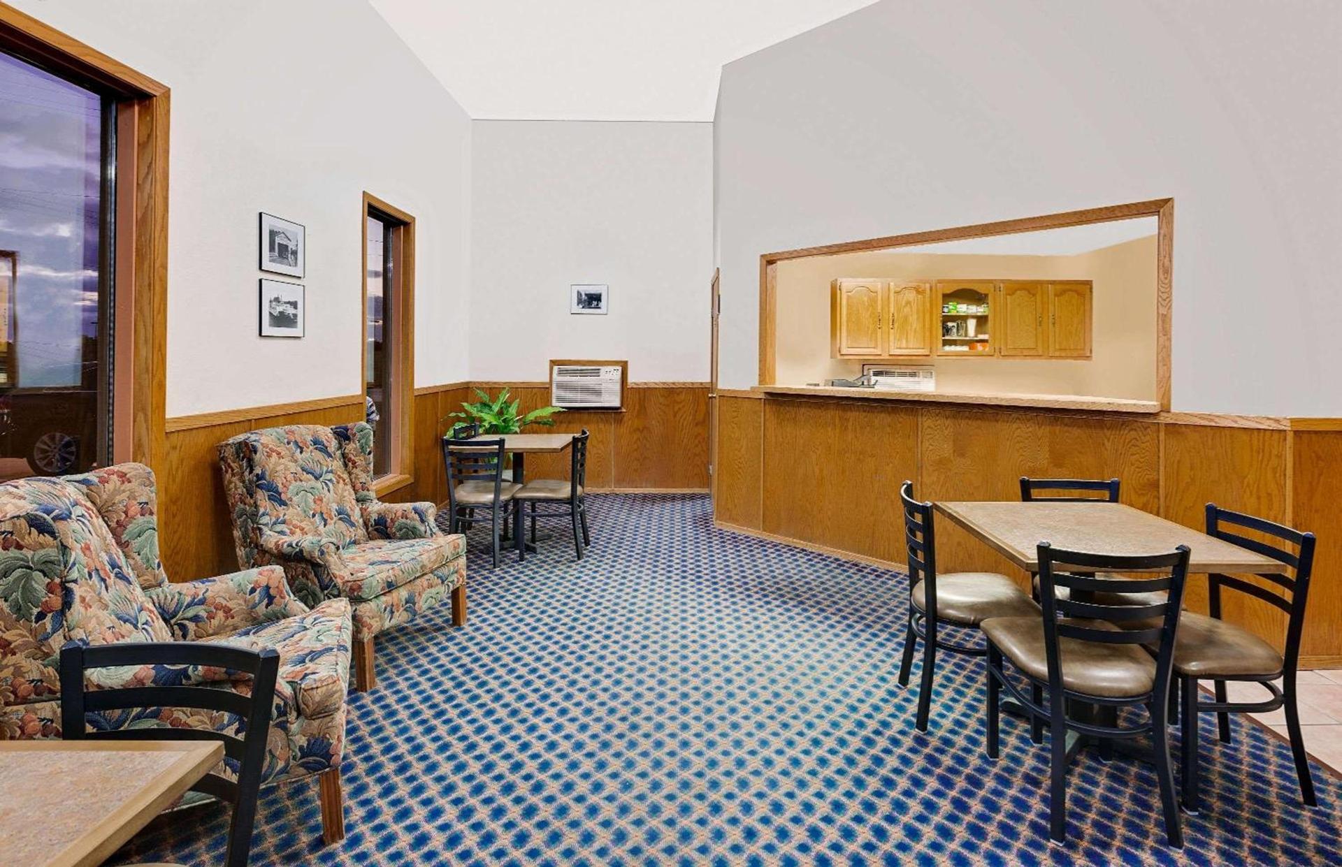 Super 8 by Wyndham Keokuk photo 3
