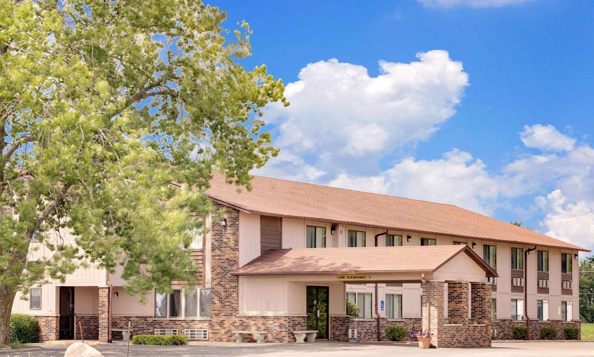 Super 8 by Wyndham Chariton photo 1