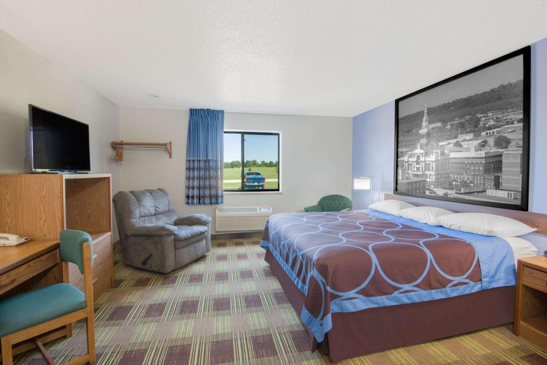 Super 8 by Wyndham Toledo photo 13