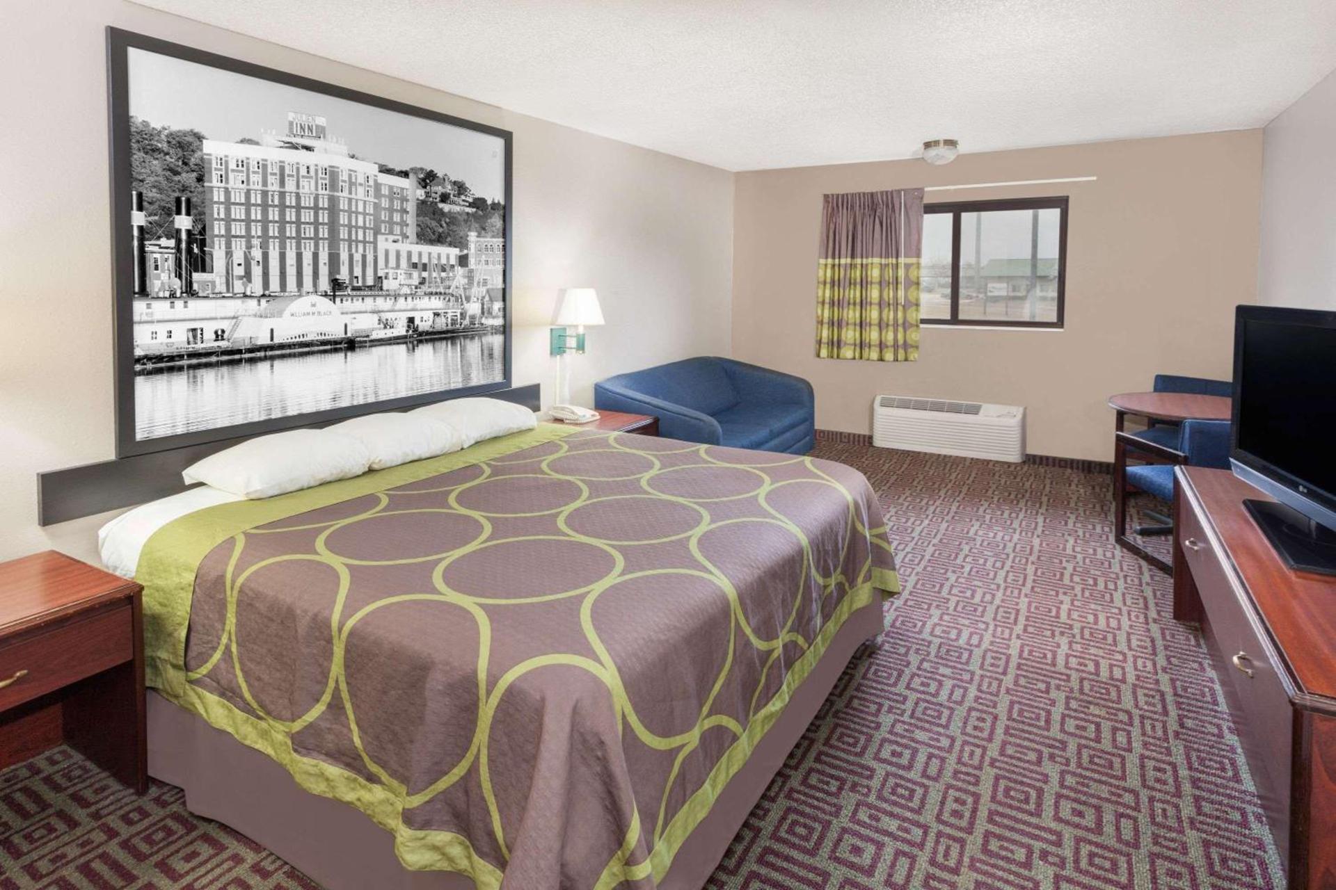 Super 8 by Wyndham Muscatine photo 12