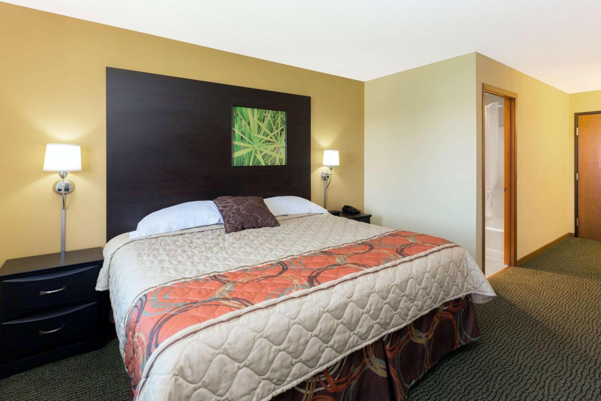 Super 8 by Wyndham Perry IA photo 14