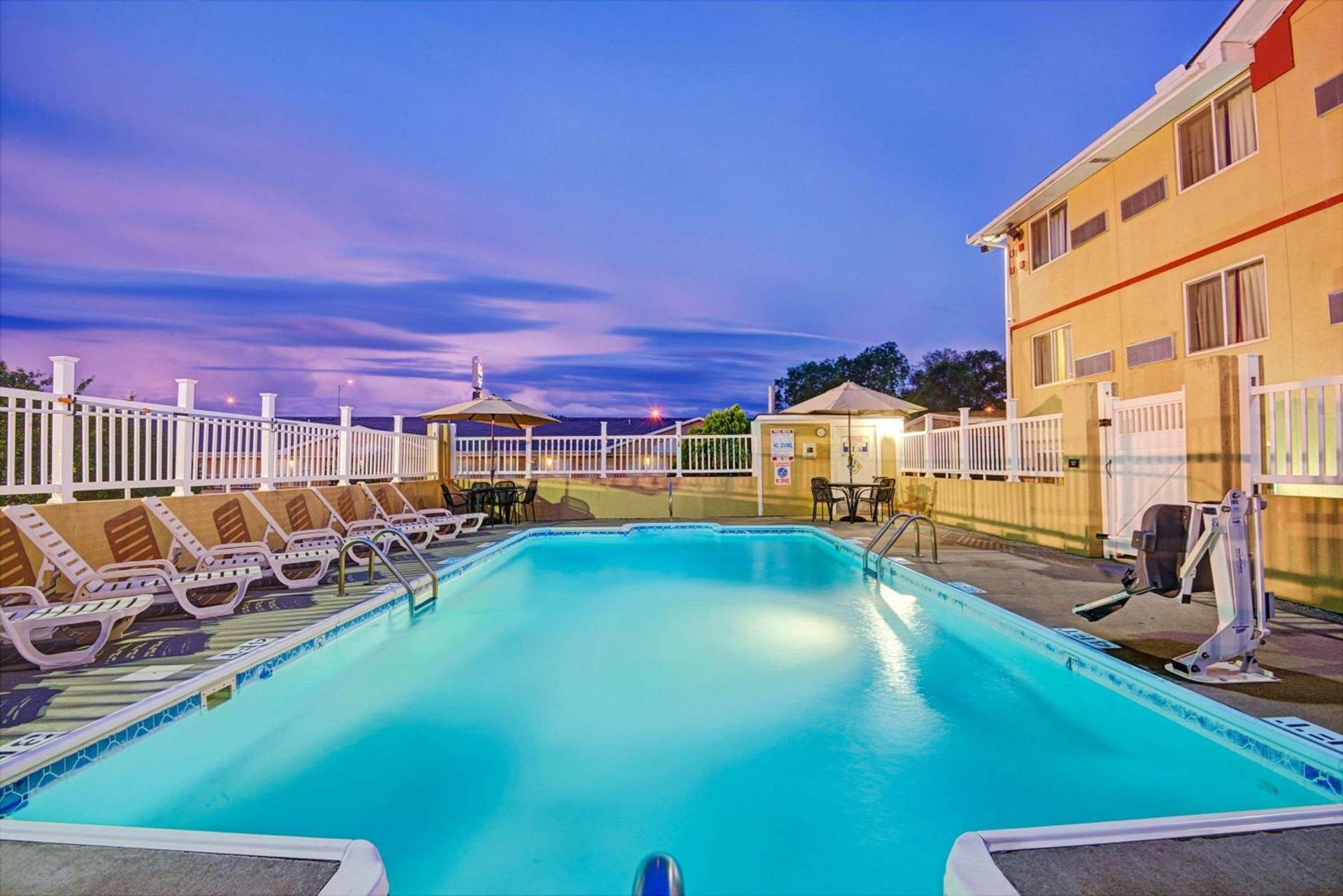 Super 8 by Wyndham Independence Kansas City photo 6