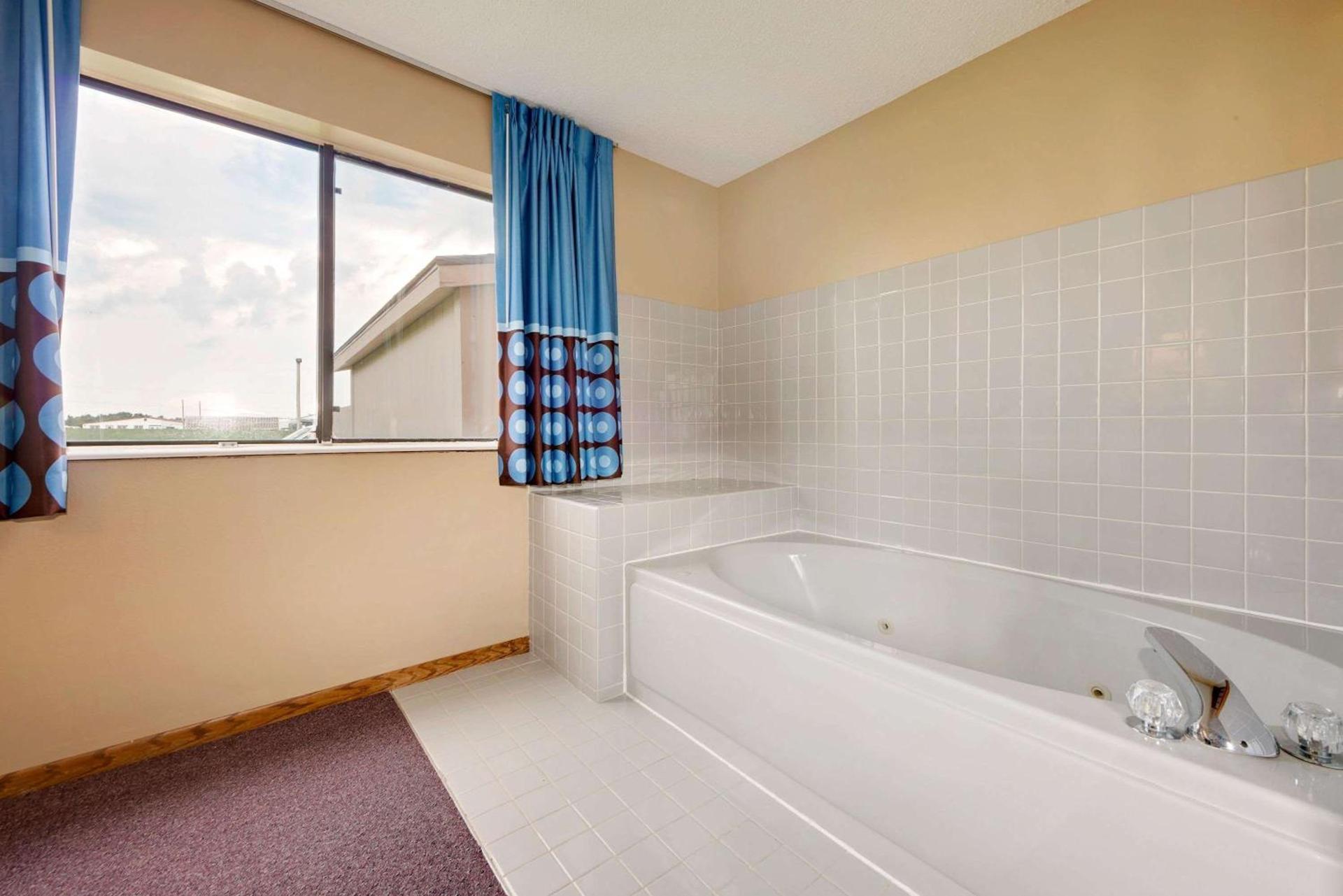 Super 8 by Wyndham Chariton photo 3