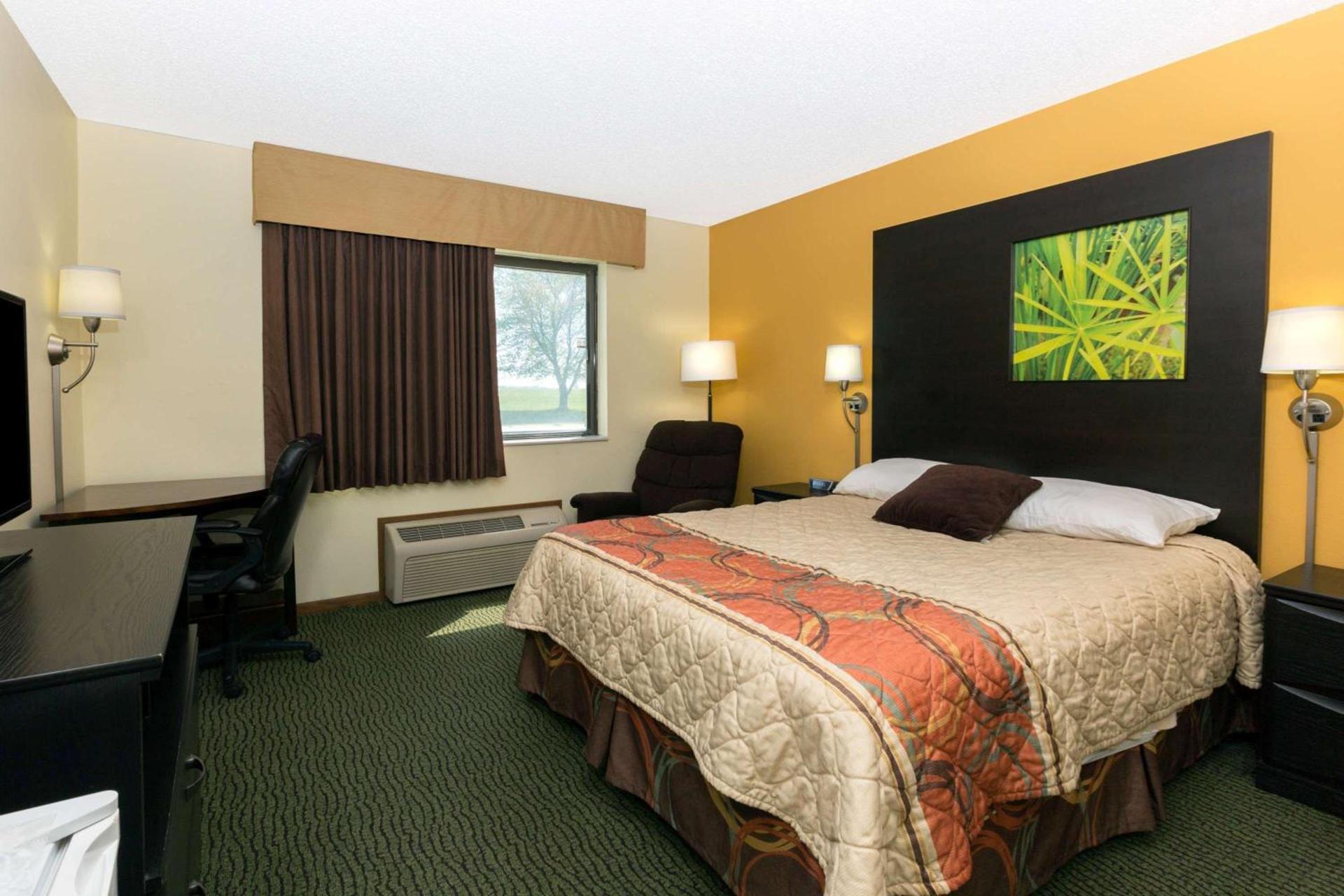 Super 8 by Wyndham Perry IA photo 10