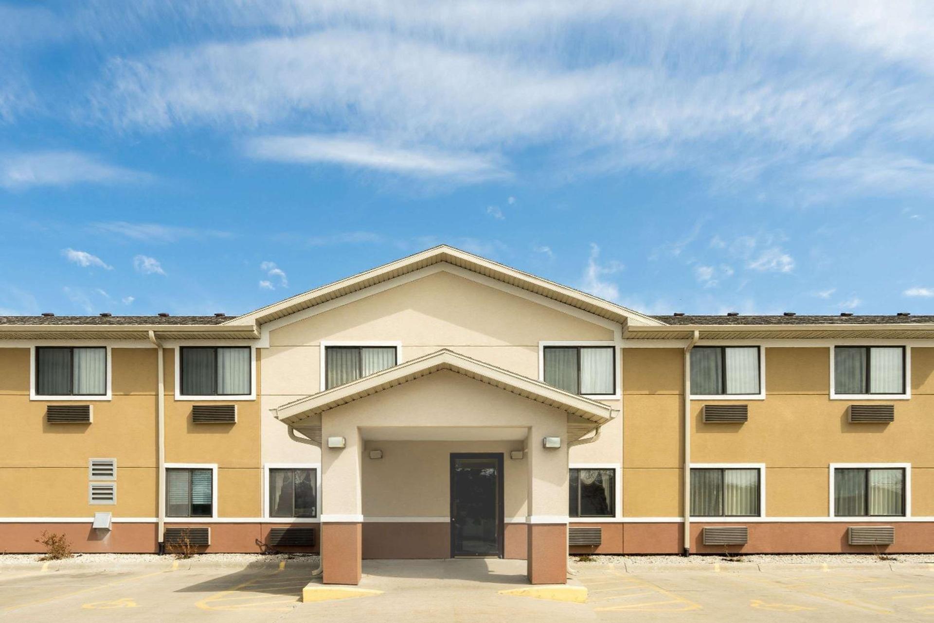 Super 8 by Wyndham Fond Du Lac photo 2