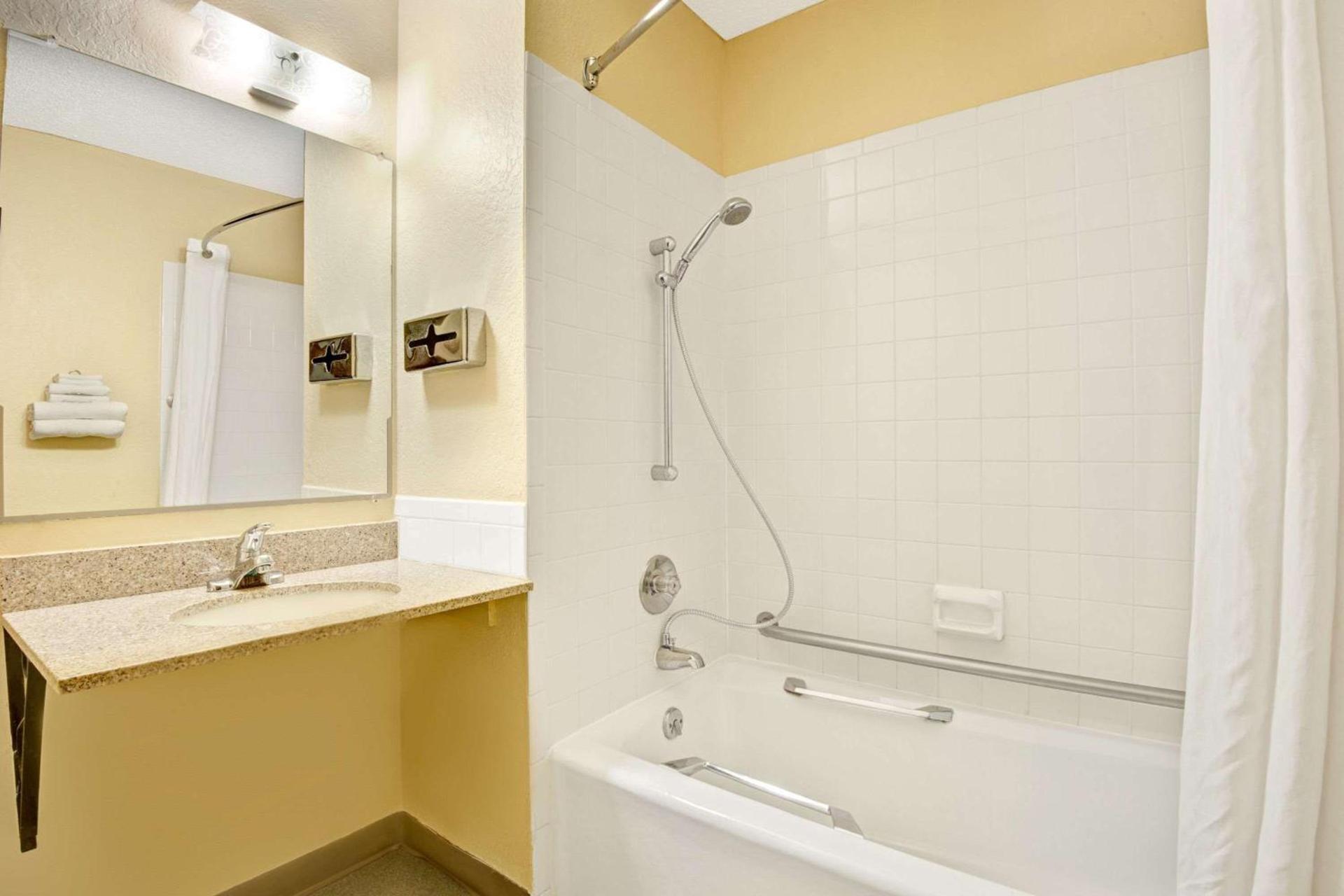 Super 8 by Wyndham Independence Kansas City photo 12