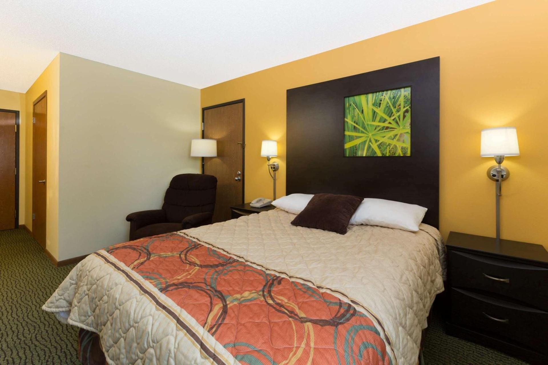 Super 8 by Wyndham Perry IA photo 12