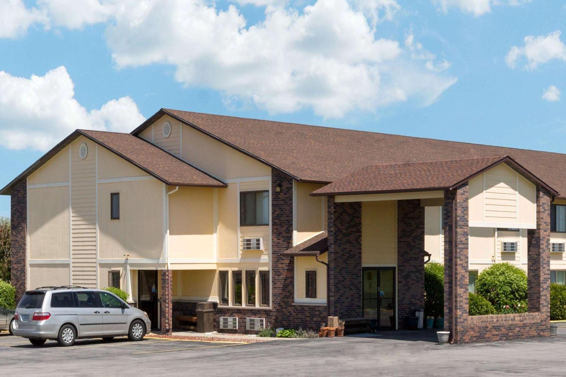 Super 8 by Wyndham Perry IA photo 2