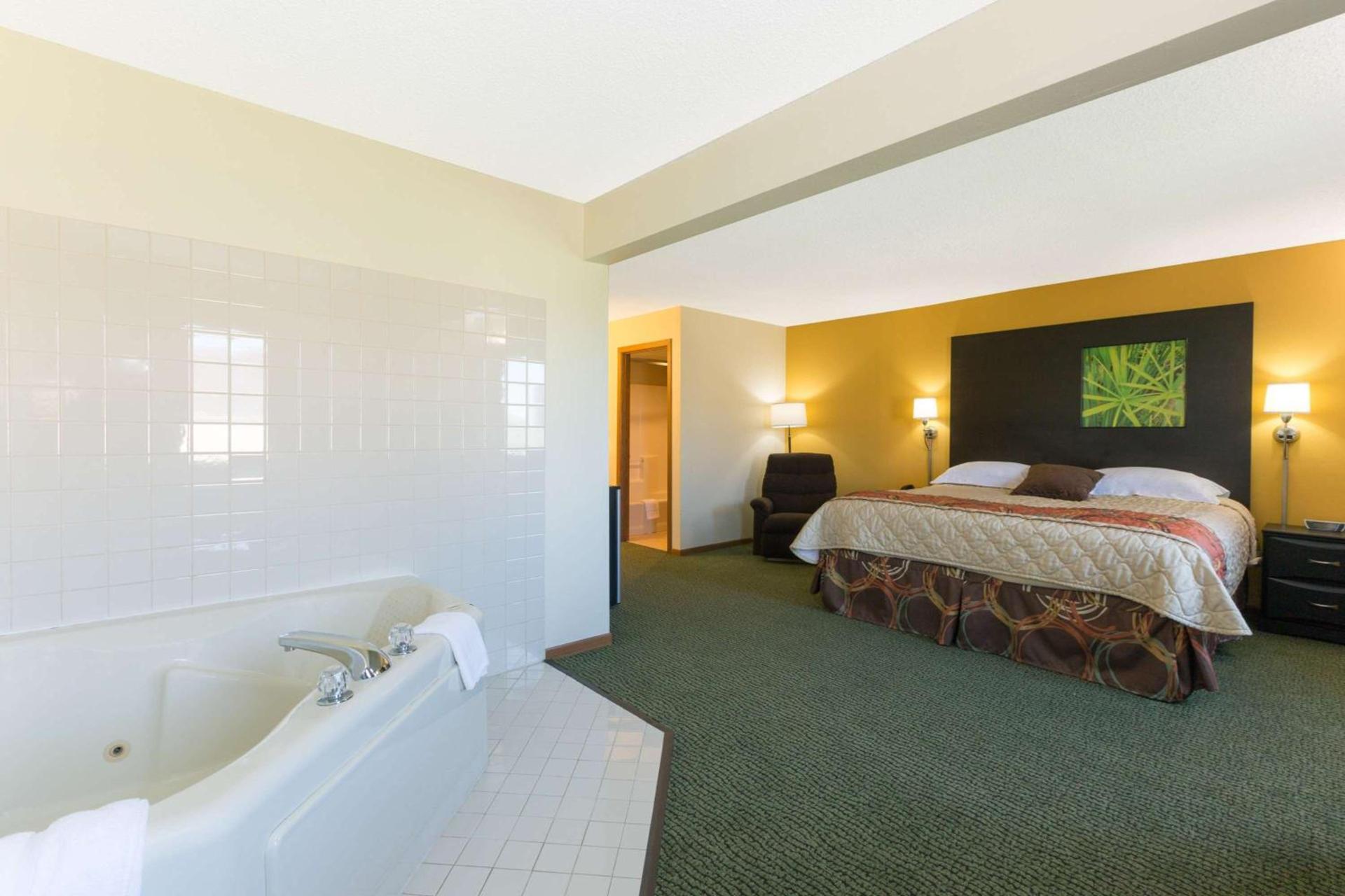 Super 8 by Wyndham Perry IA photo 8