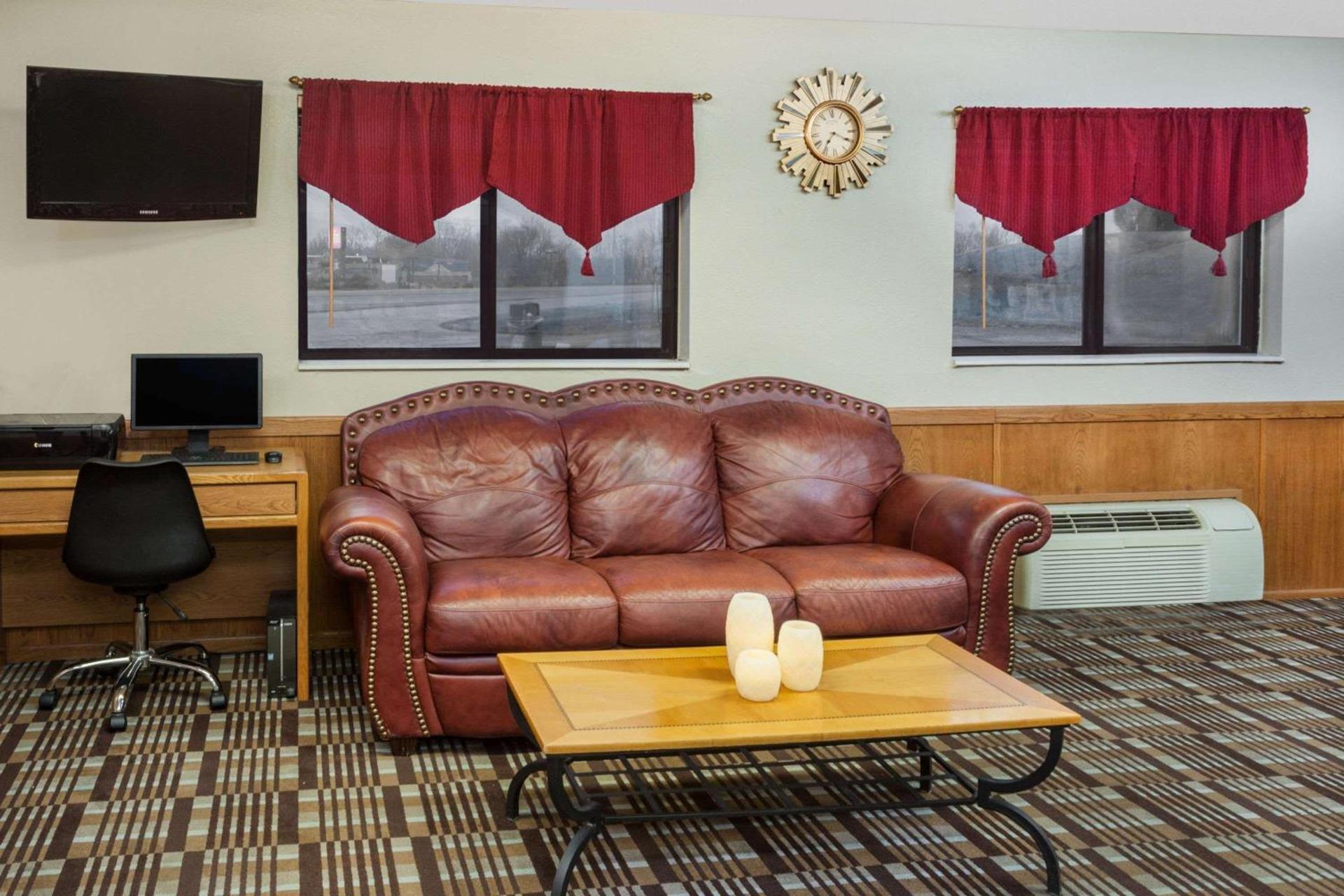 Super 8 by Wyndham Muscatine photo 3