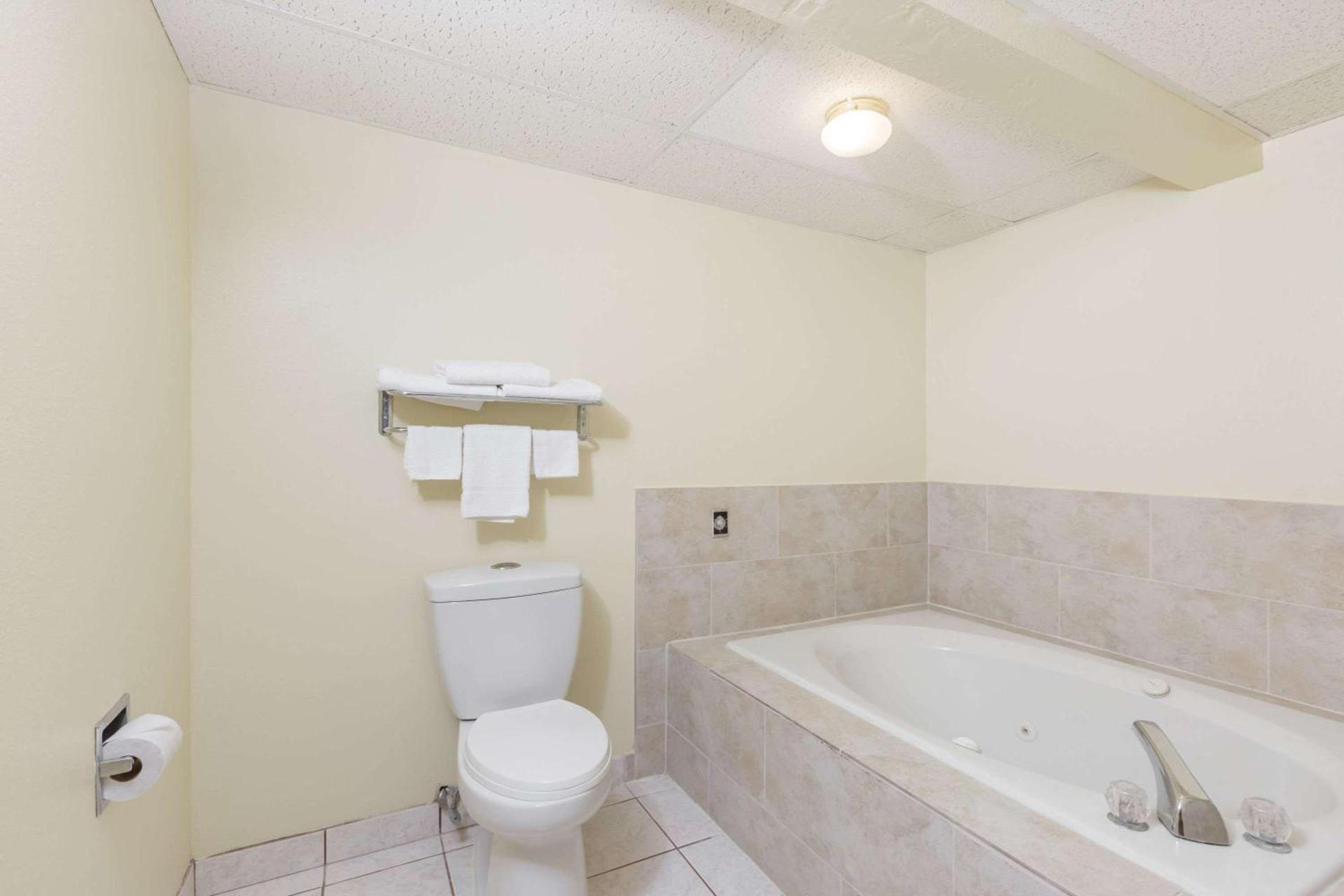 Super 8 by Wyndham Newton photo 5