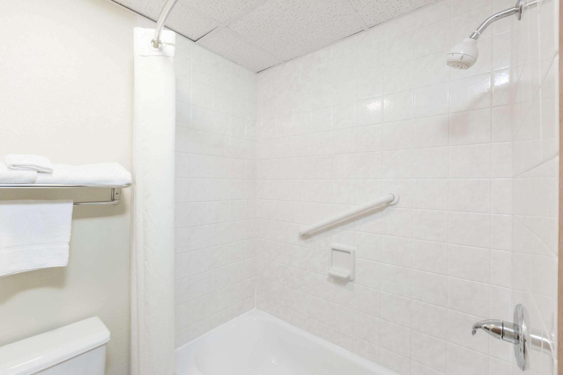 Super 8 by Wyndham Newton photo 3