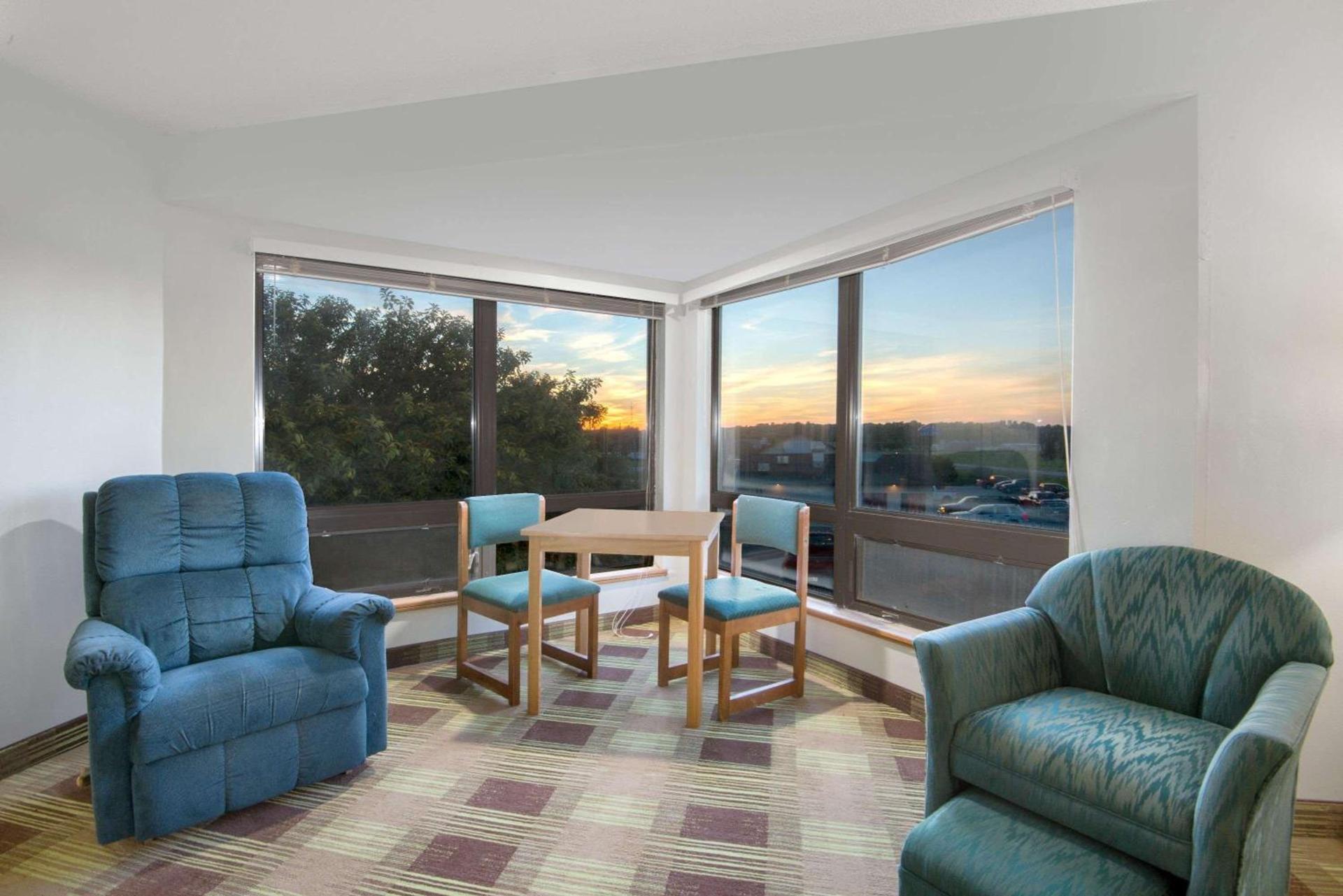 Super 8 by Wyndham Toledo photo 9