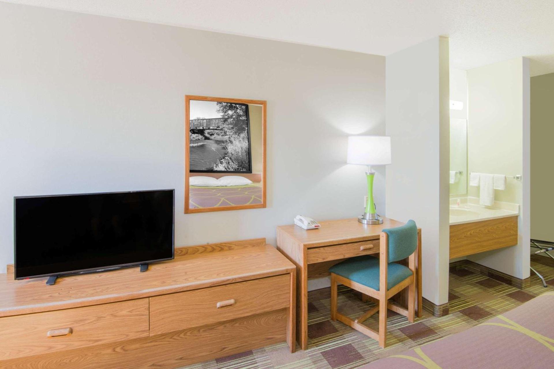 Super 8 by Wyndham Toledo photo 7