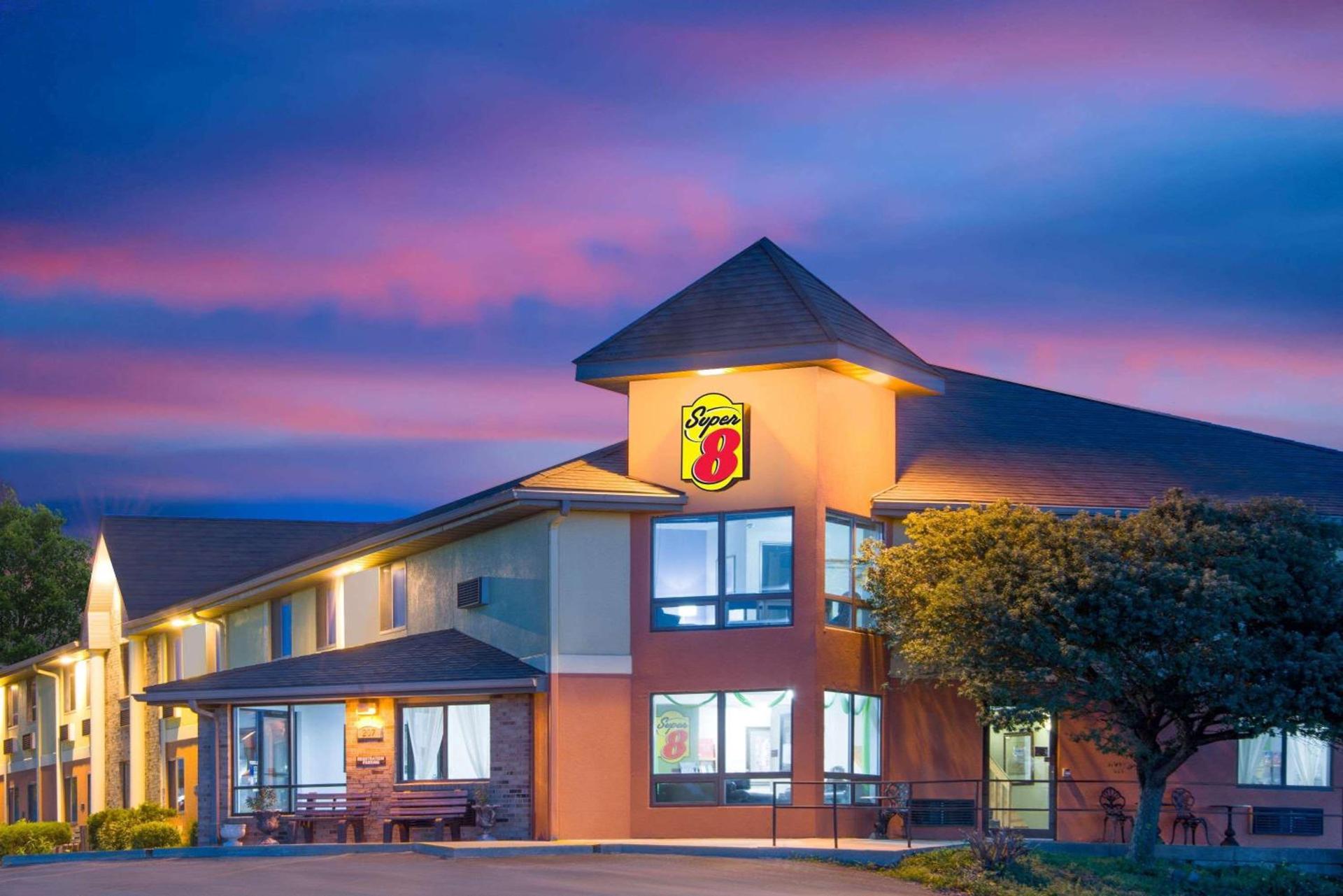 Super 8 by Wyndham Toledo photo 1