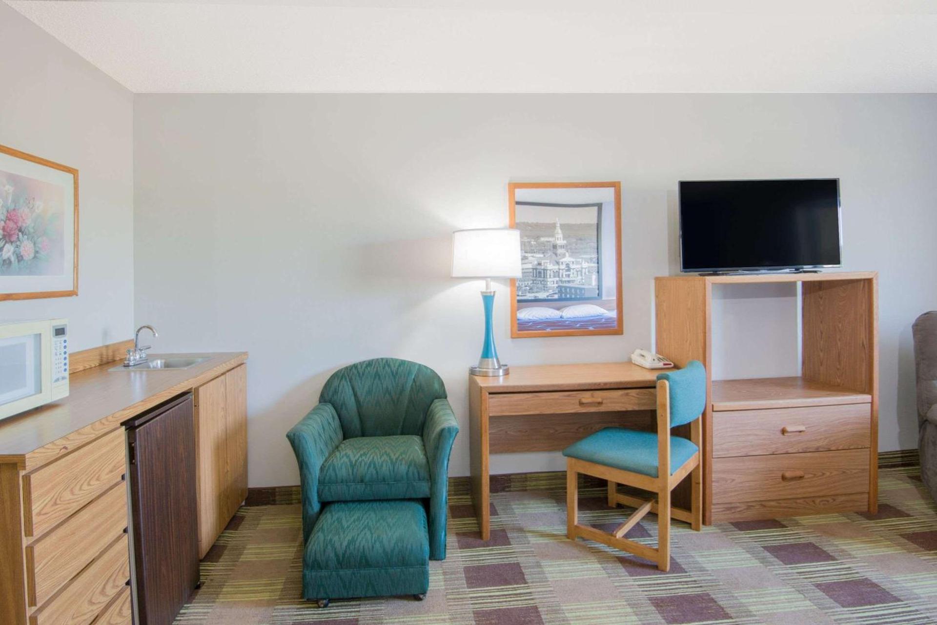 Super 8 by Wyndham Toledo photo 12