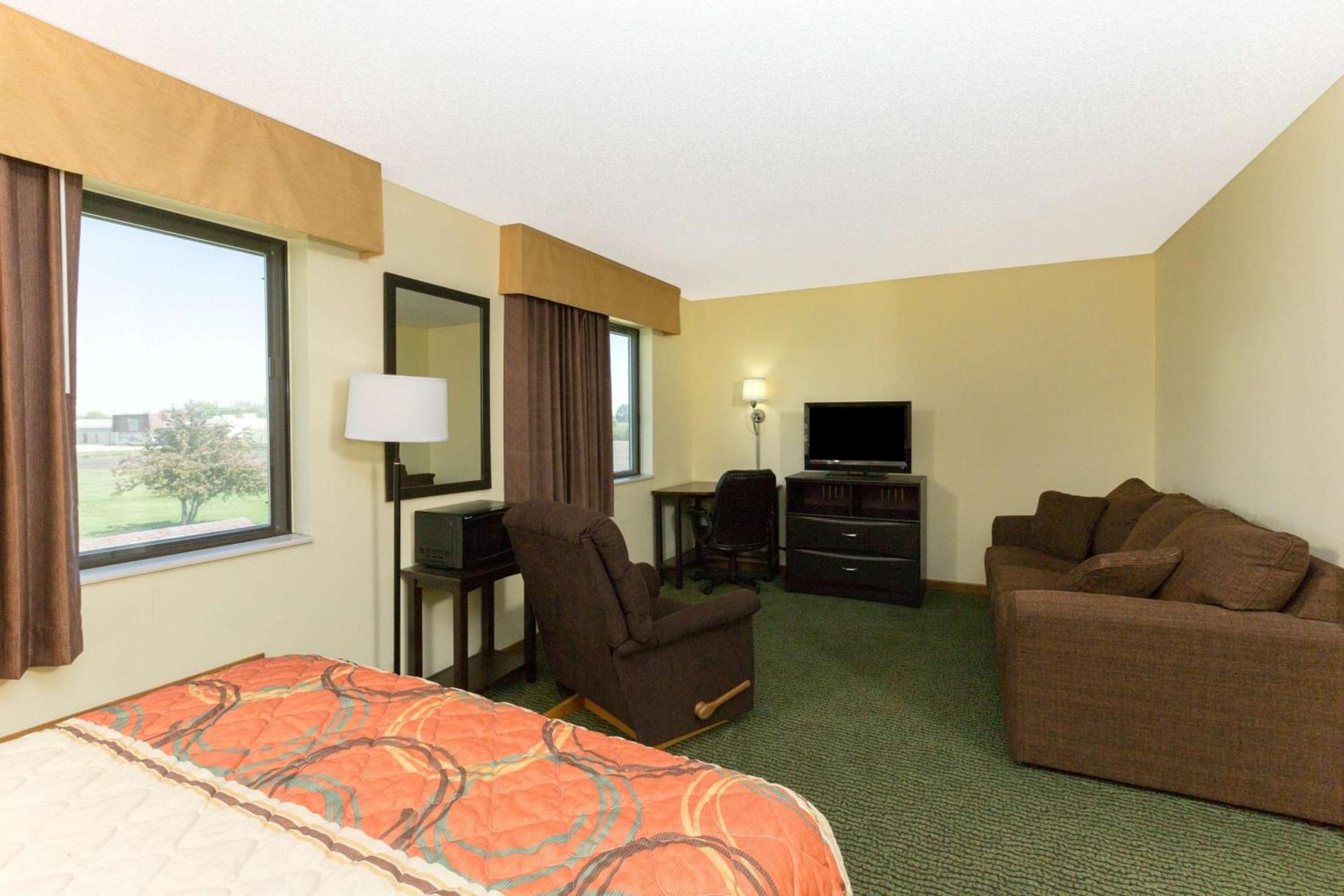 Super 8 by Wyndham Perry IA photo 15