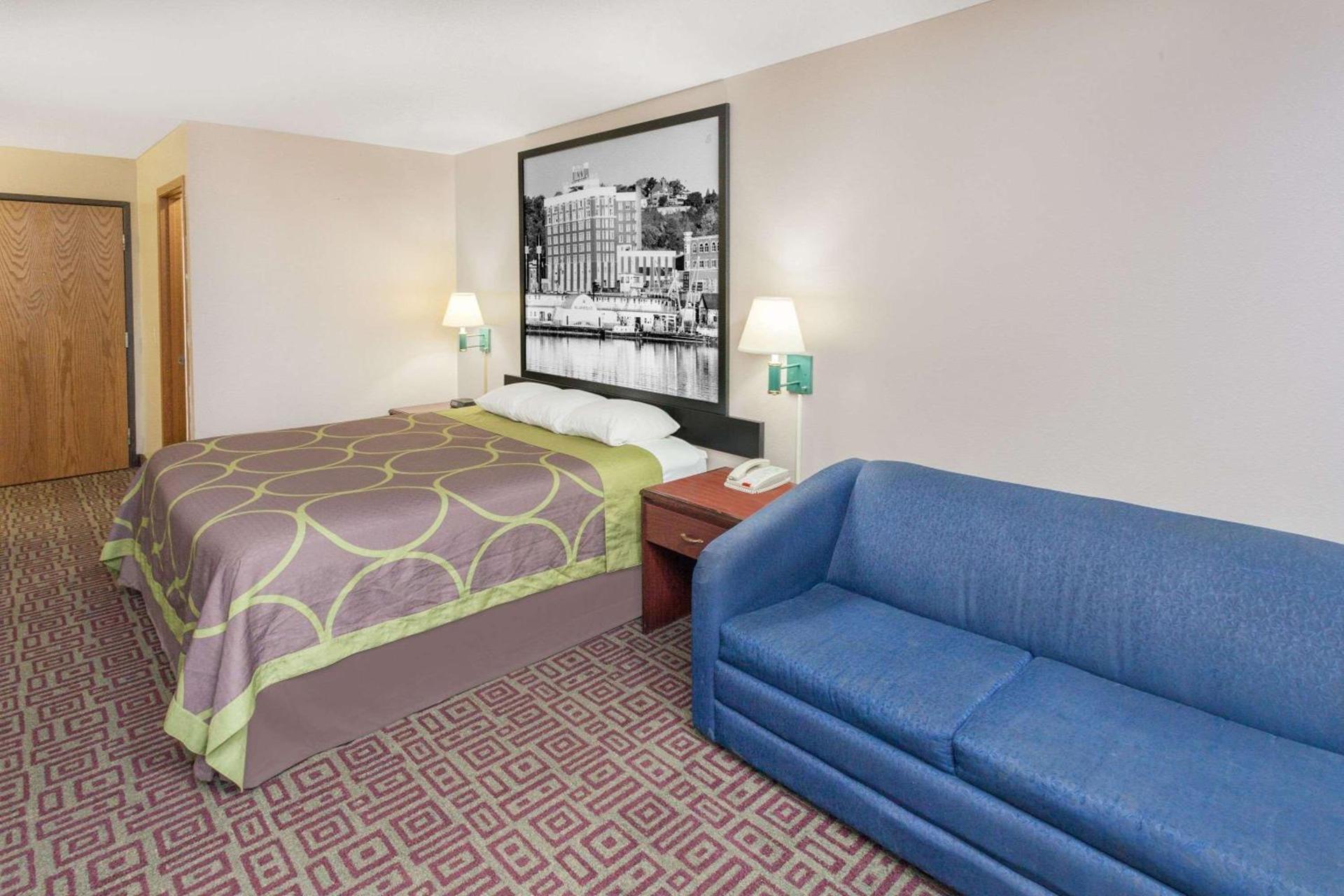 Super 8 by Wyndham Muscatine photo 13