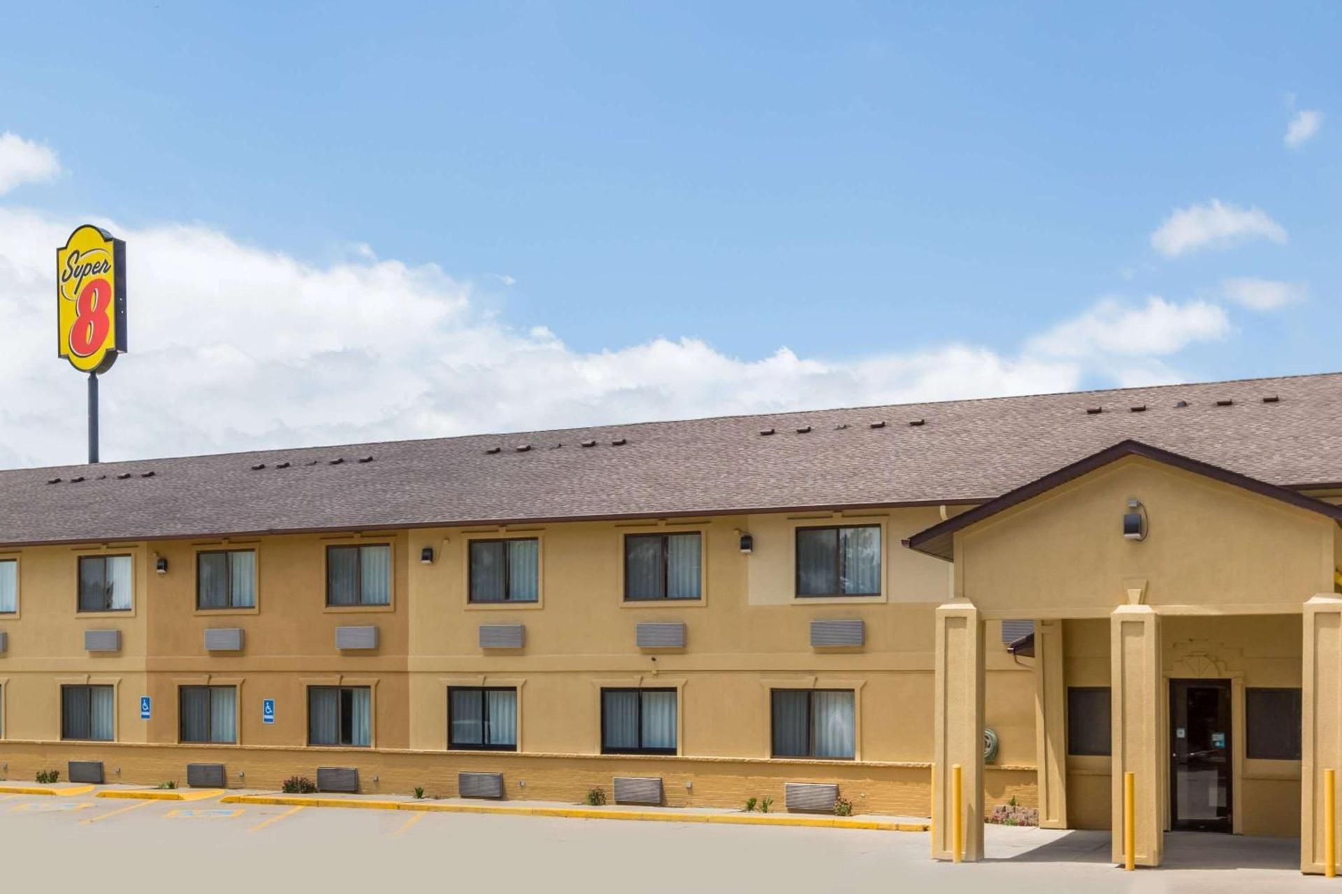 Super 8 by Wyndham Newton — hotel in Newton