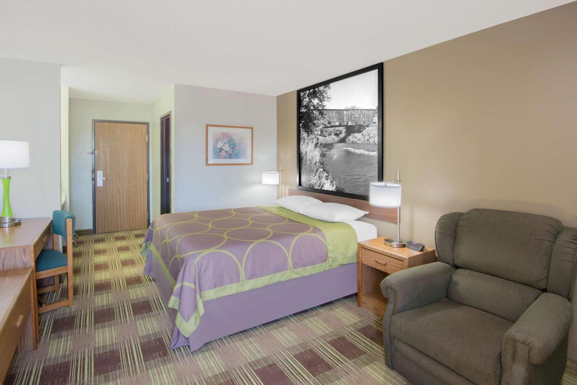 Super 8 by Wyndham Toledo photo 6
