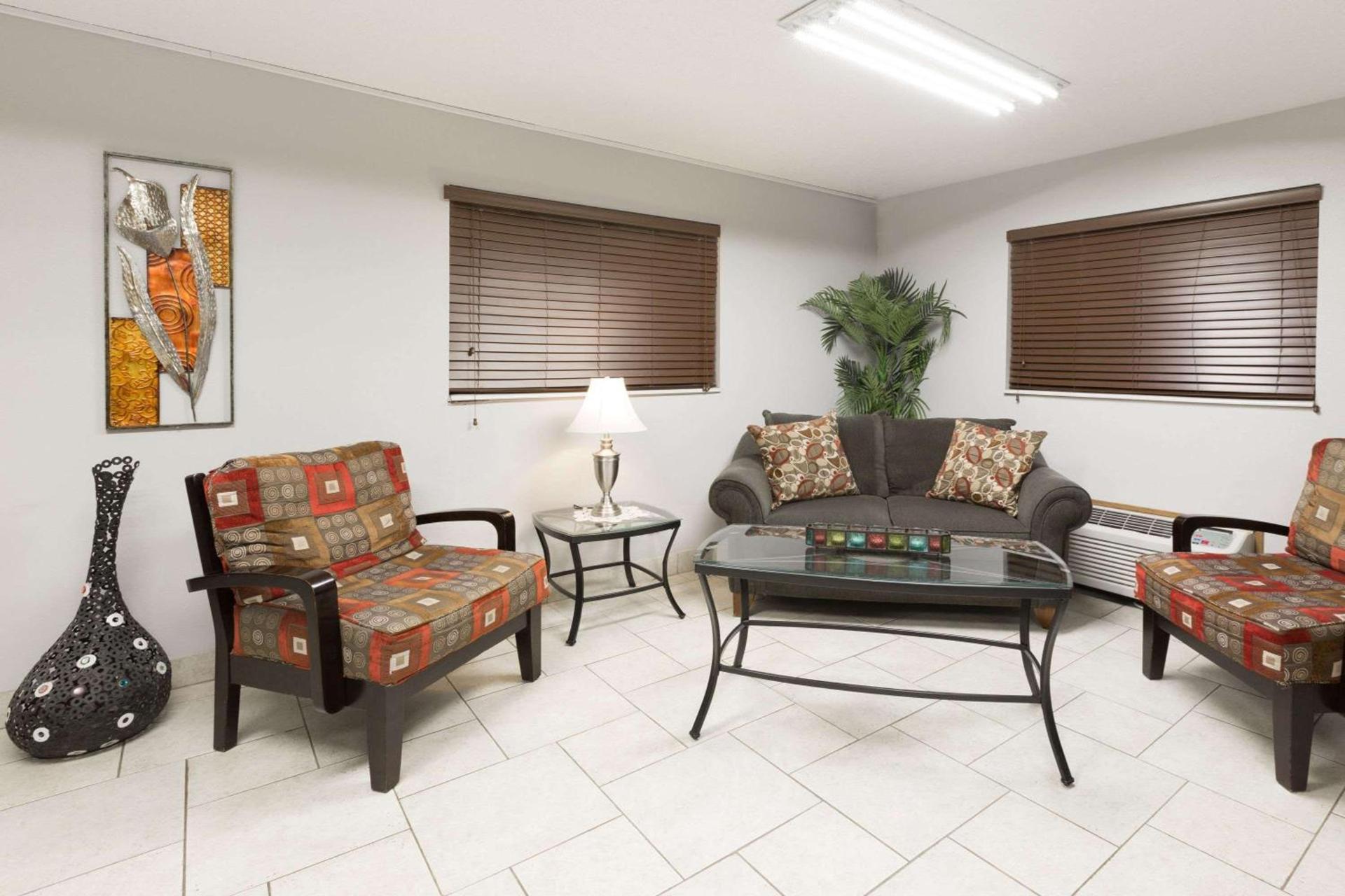 Super 8 by Wyndham Osceola IA photo 3