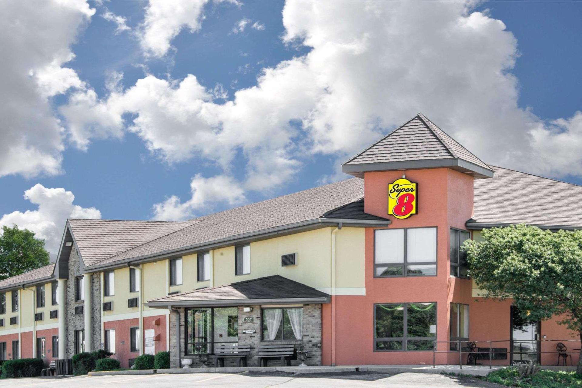 Super 8 by Wyndham Toledo photo 2