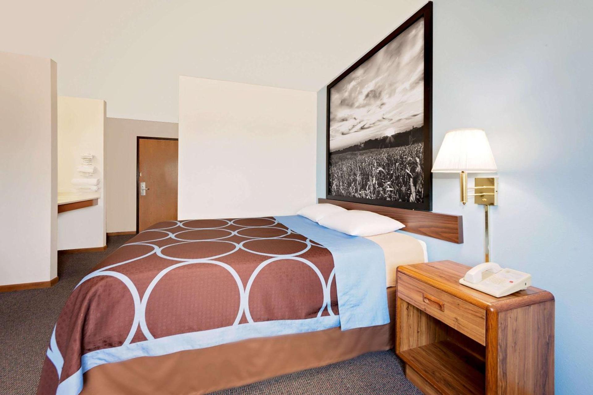 Super 8 by Wyndham Centerville photo 6