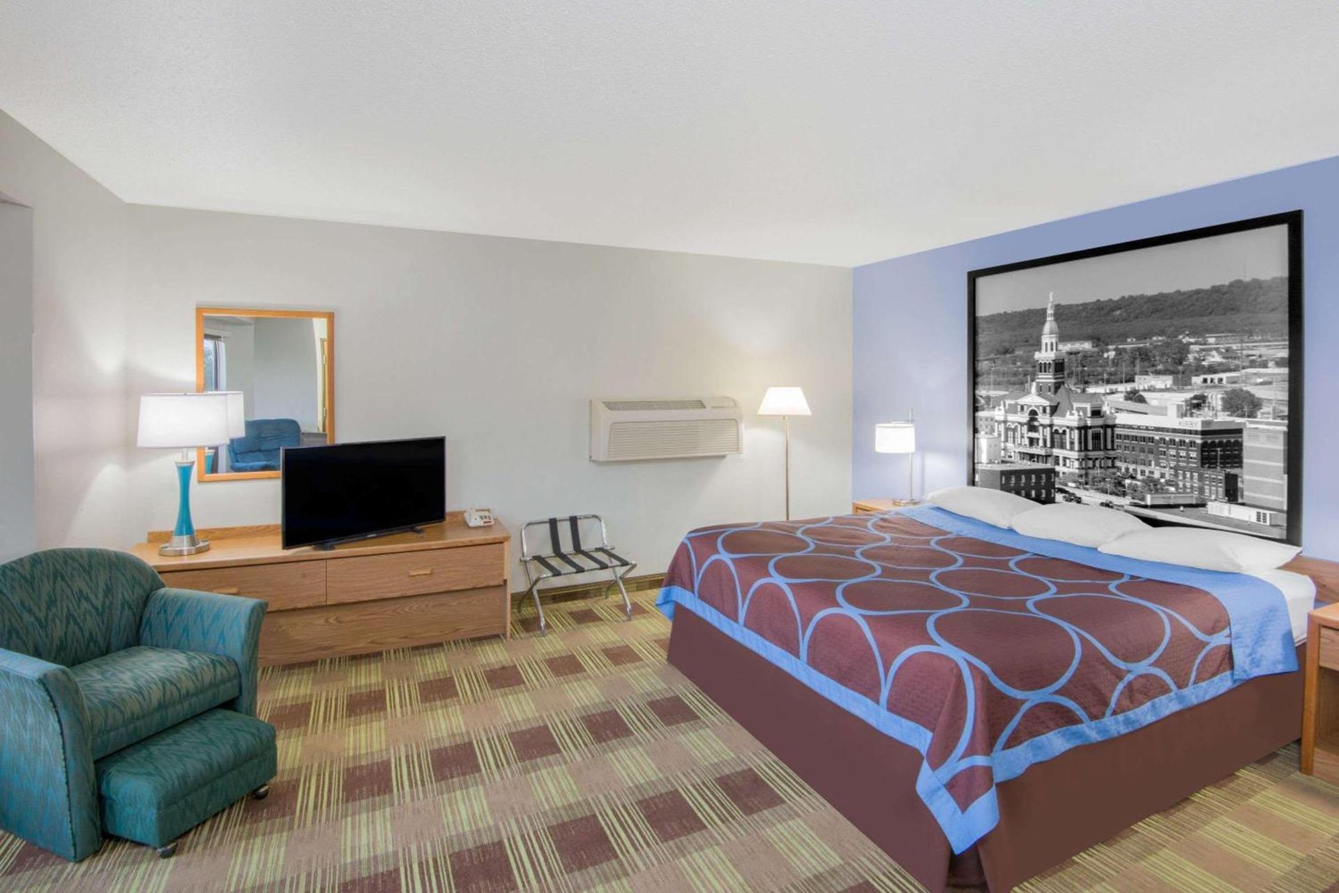 Super 8 by Wyndham Toledo photo 4