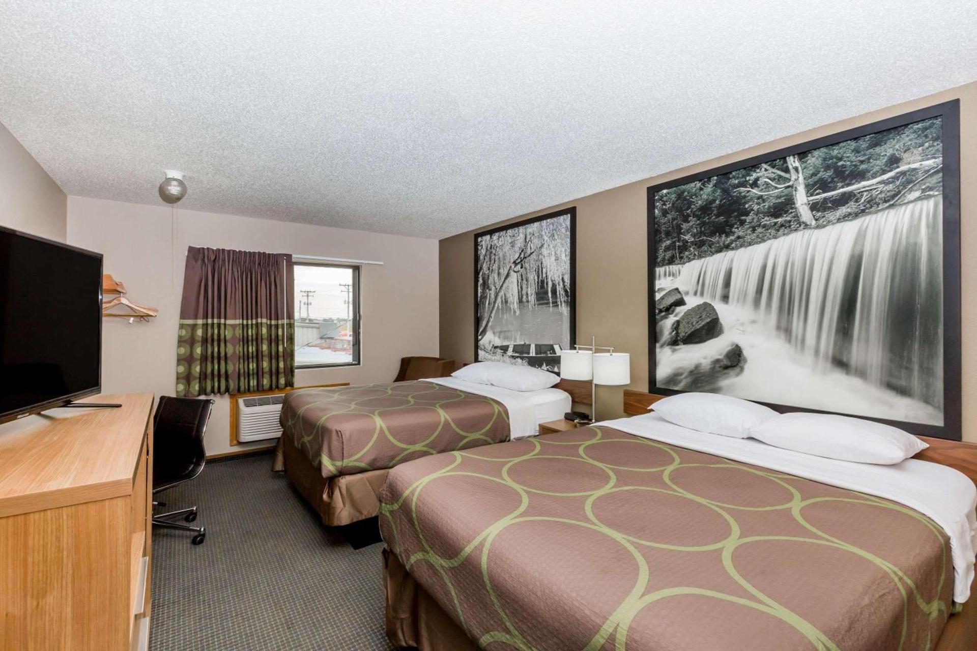 Super 8 by Wyndham Hays KS photo 7