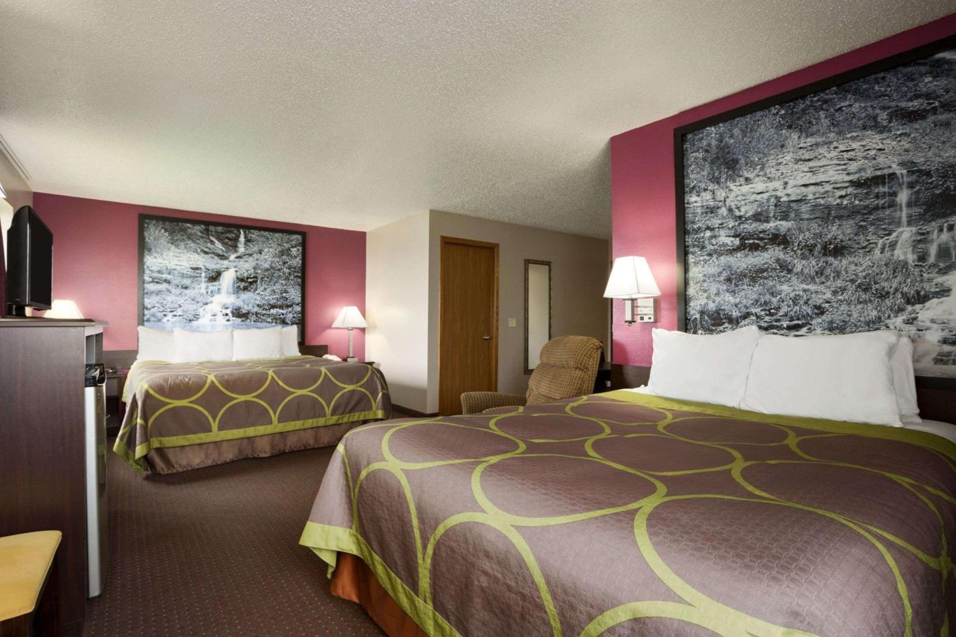 Super 8 by Wyndham Cameron photo 12