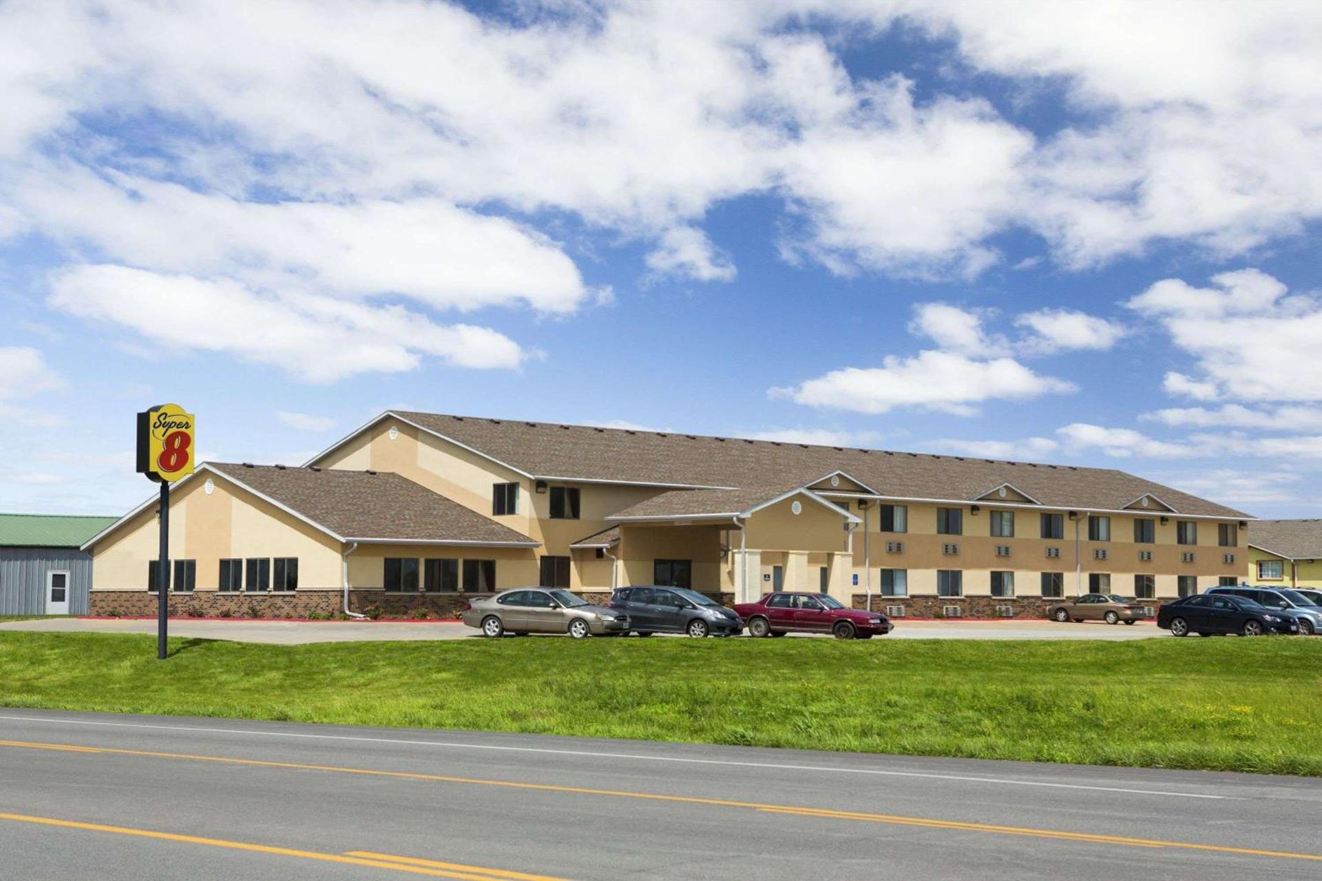 Super 8 by Wyndham Cameron photo 2