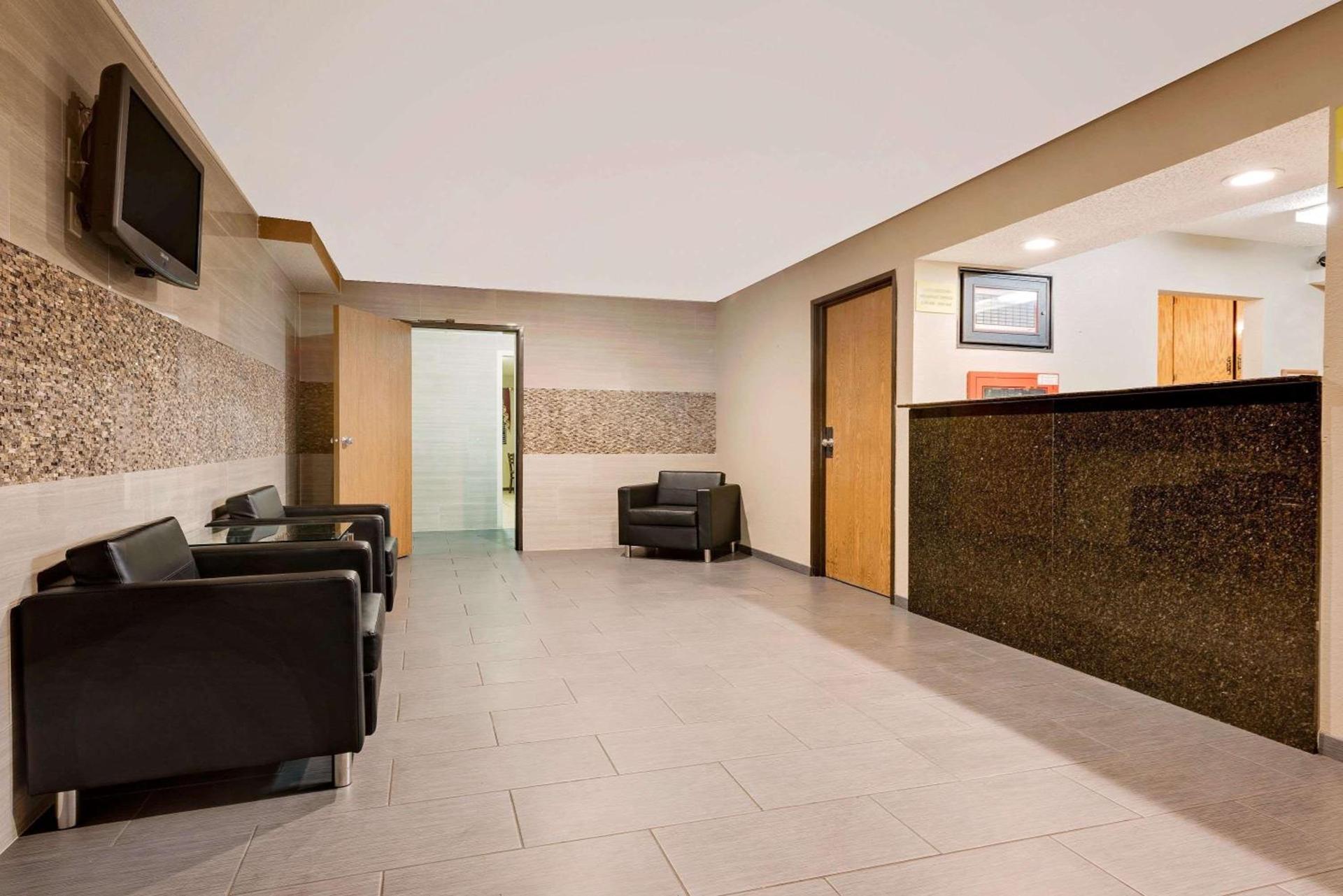 Super 8 by Wyndham Mentor/Cleveland Area photo 3