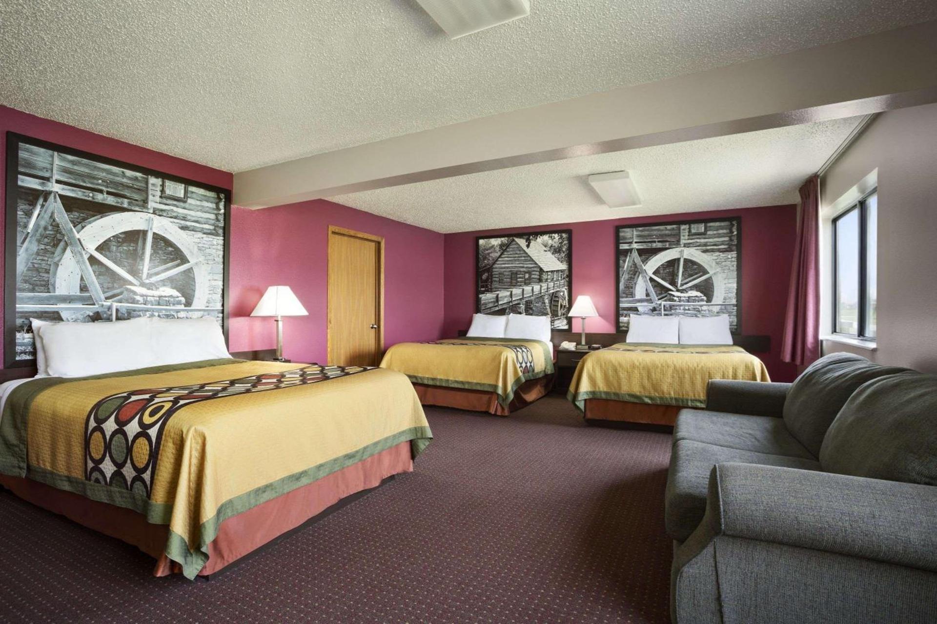 Super 8 by Wyndham Cameron photo 13