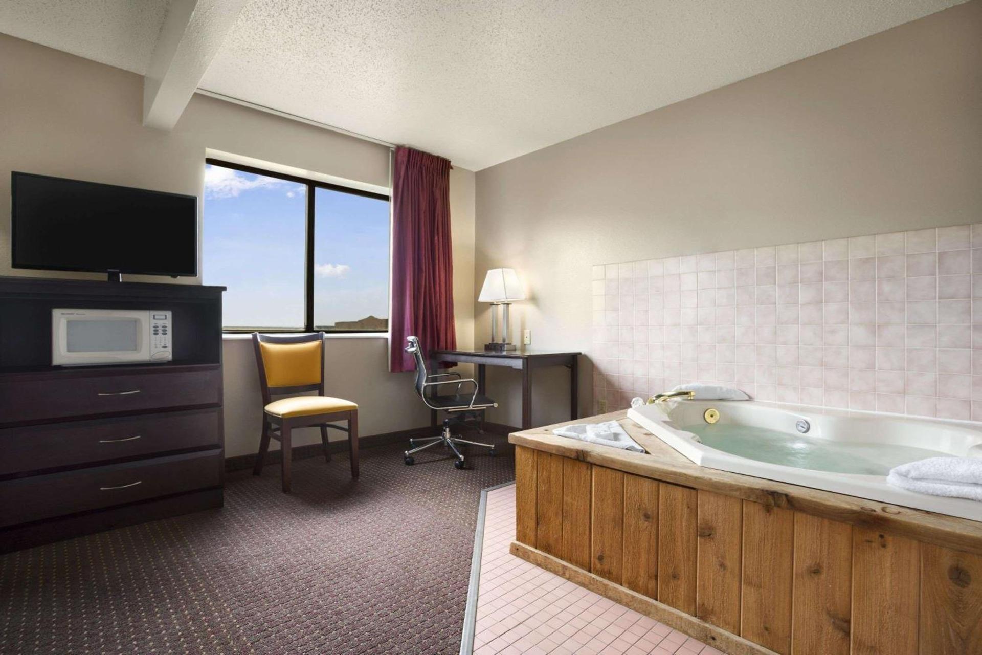Super 8 by Wyndham Cameron photo 14