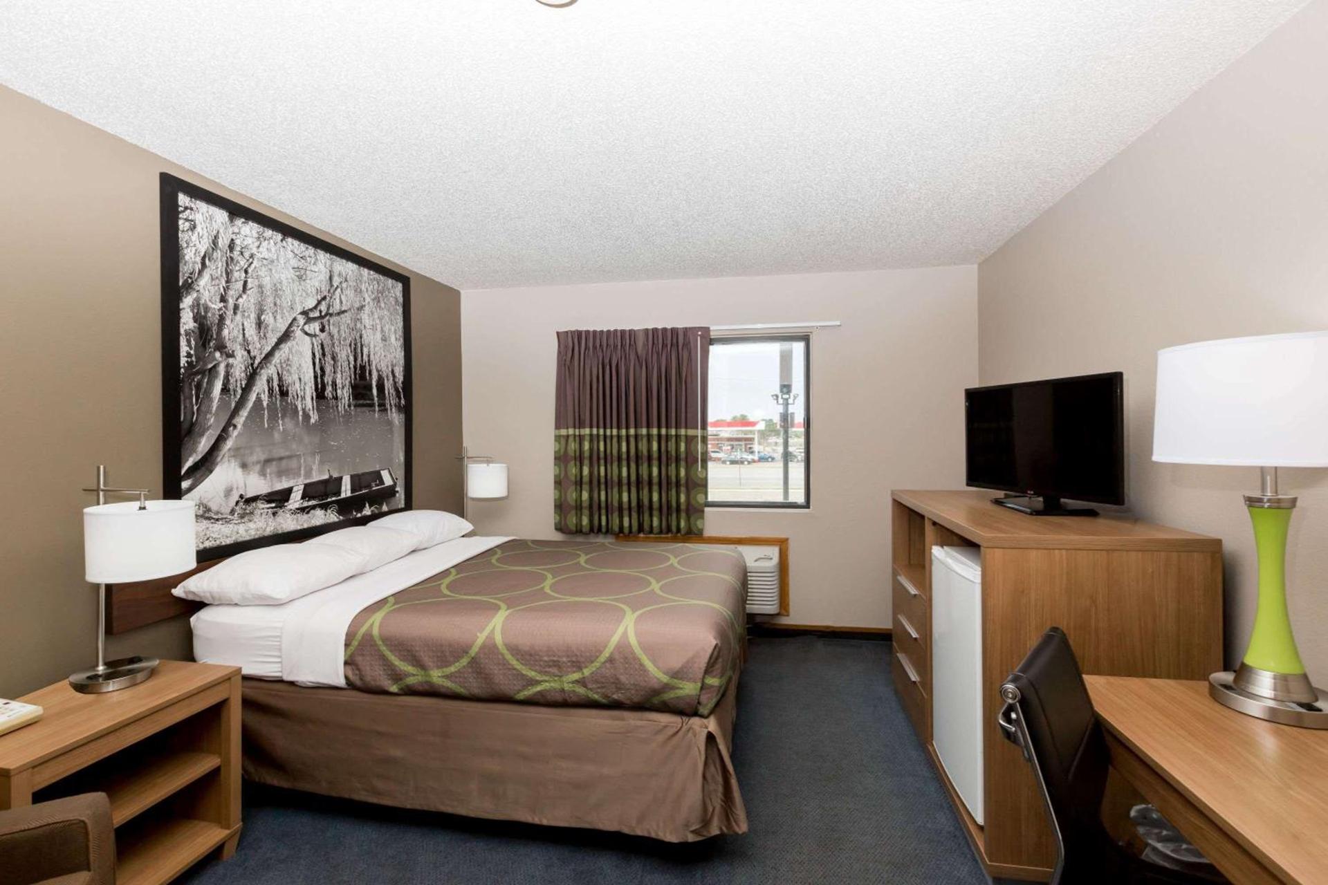Super 8 by Wyndham Hays KS photo 12