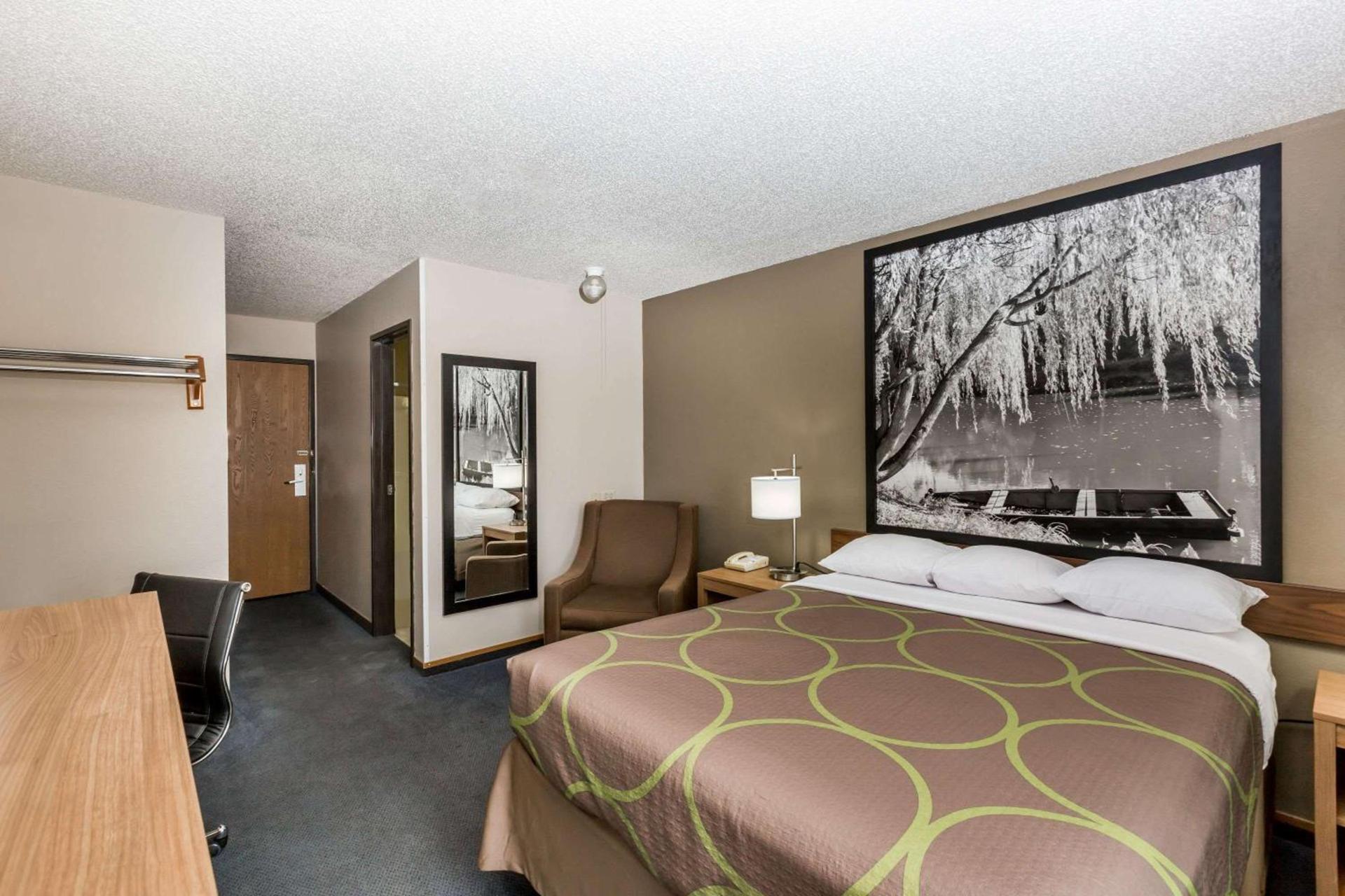 Super 8 by Wyndham Hays KS photo 10