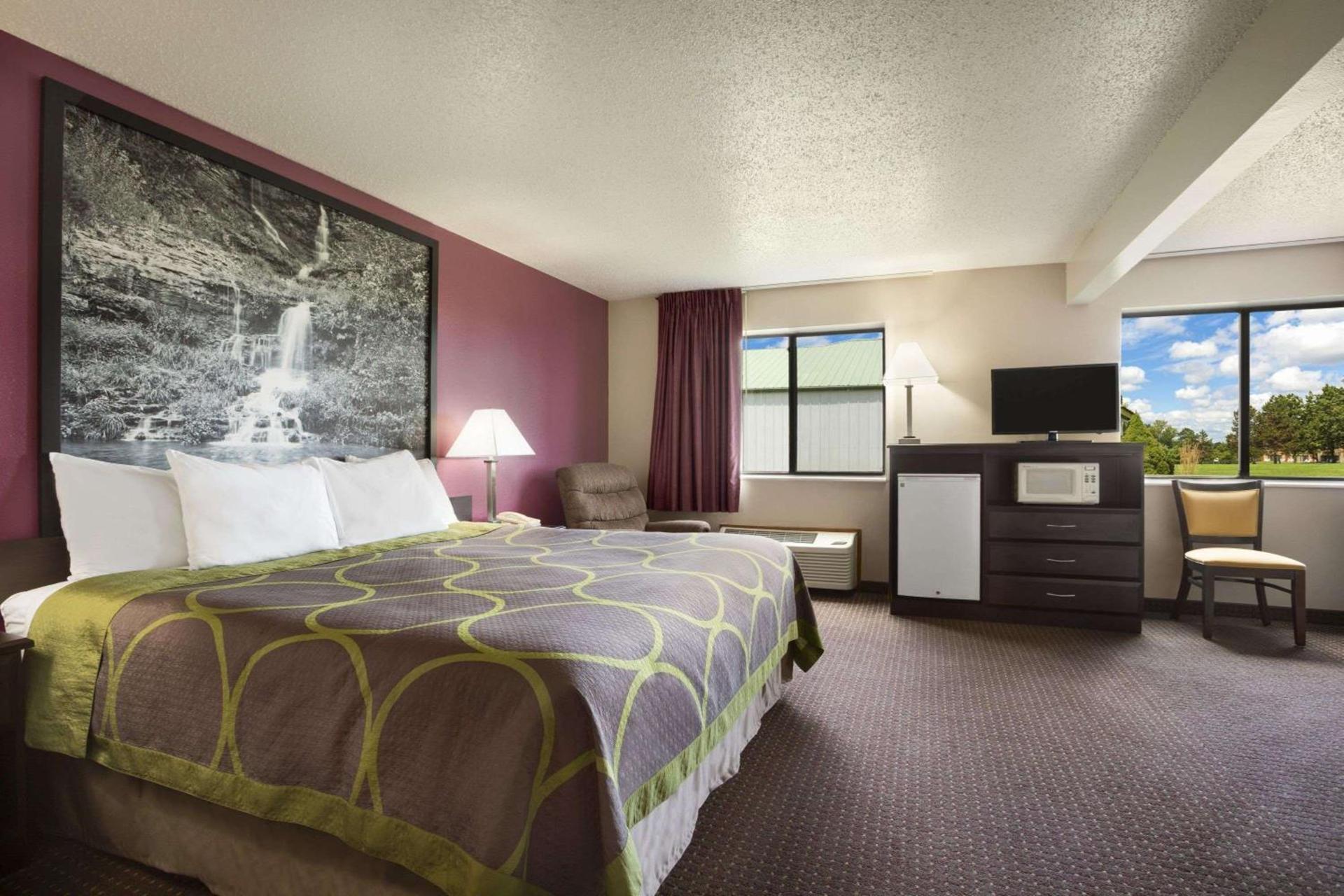 Super 8 by Wyndham Cameron photo 11