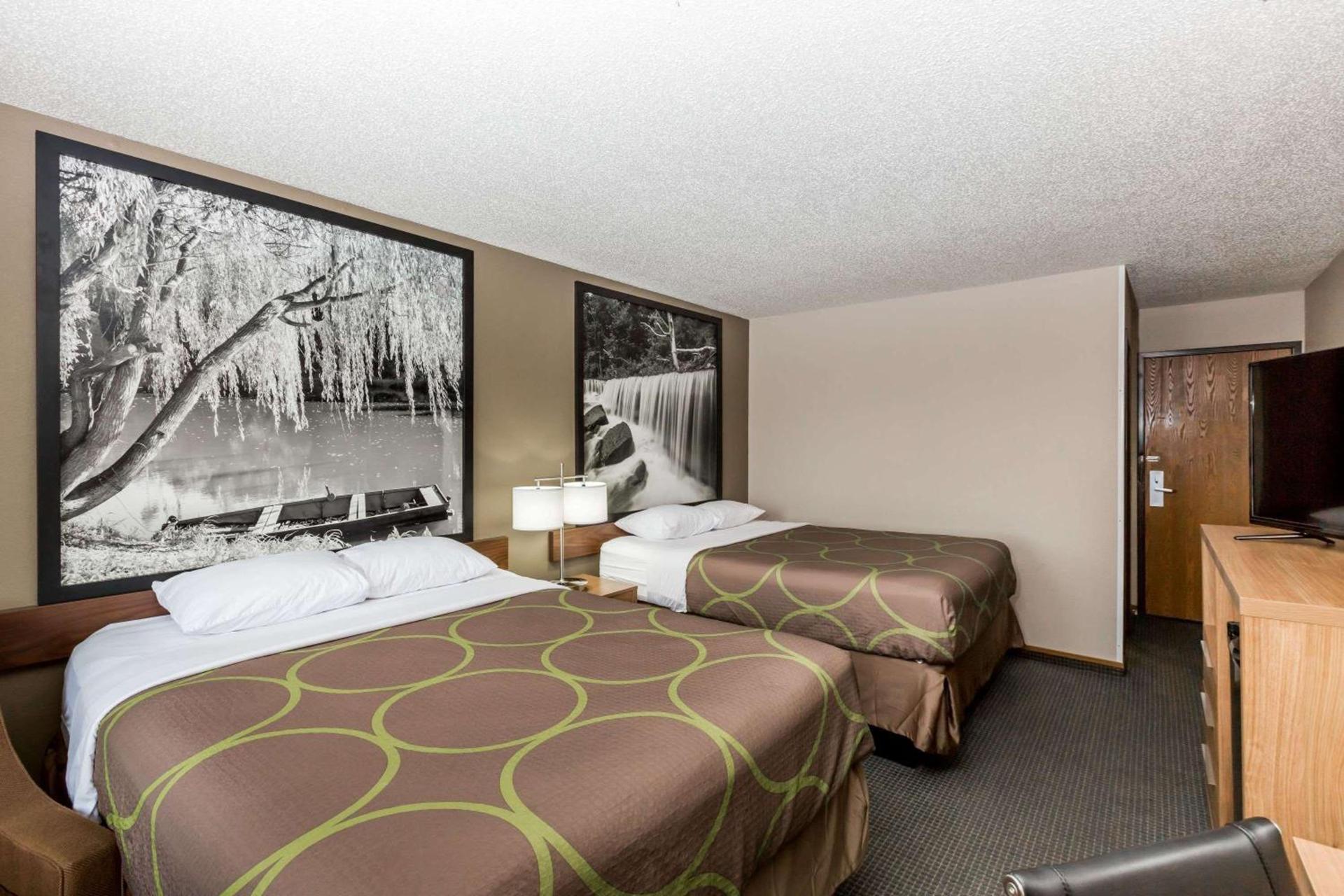 Super 8 by Wyndham Hays KS photo 14