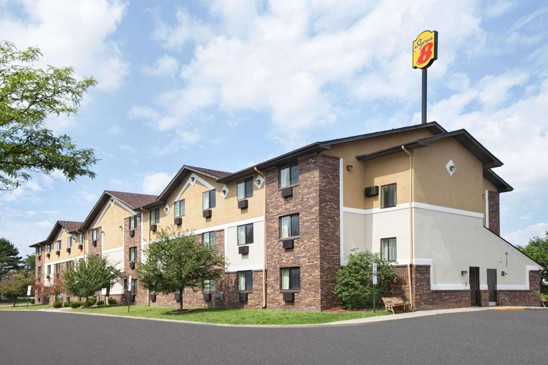 Super 8 by Wyndham Canton/Livonia Area — hotel in Canton