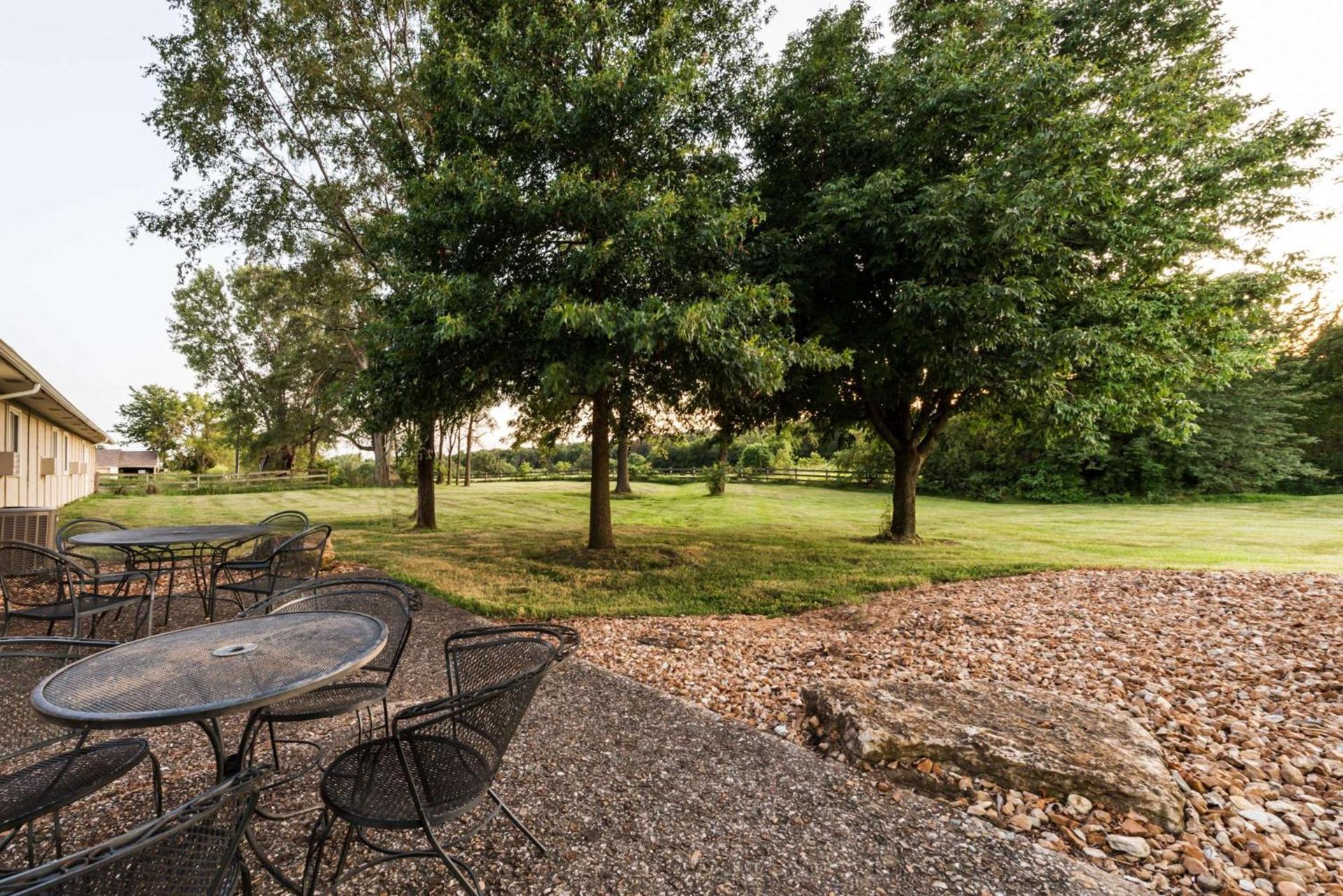 Super 8 by Wyndham Higginsville photo 26