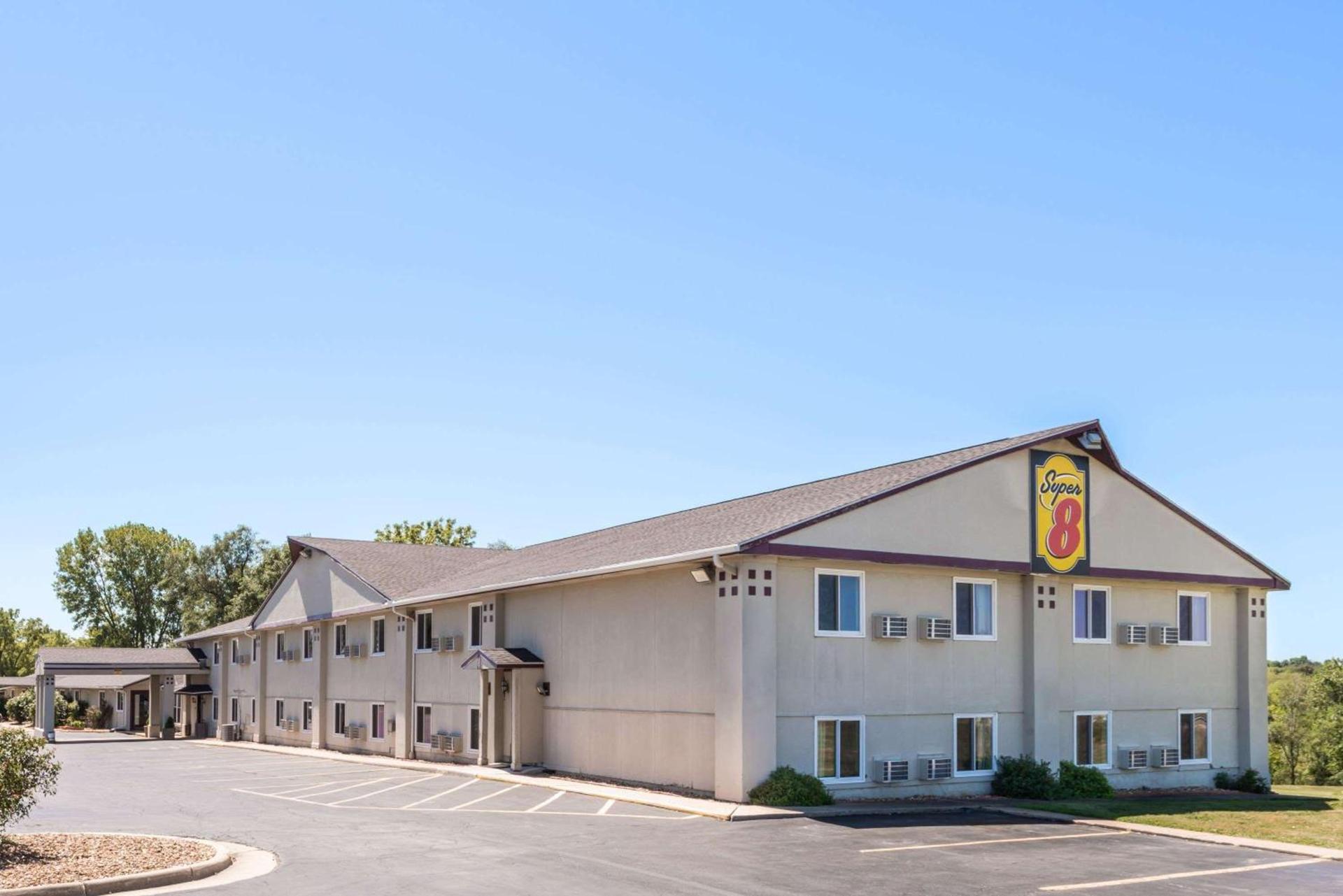 Super 8 by Wyndham Higginsville photo 1