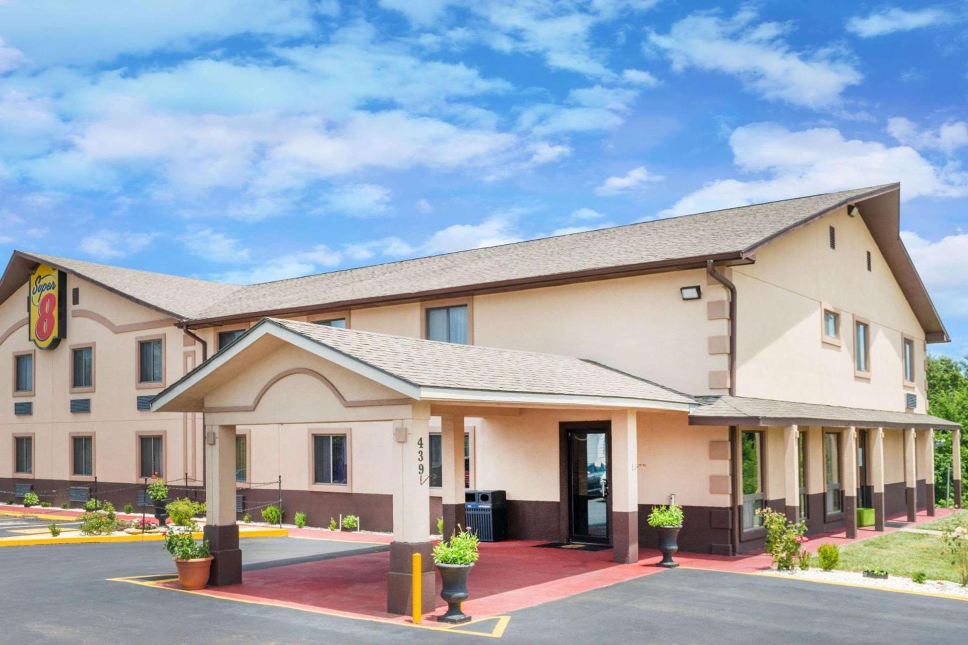 Super 8 by Wyndham Warrensburg — hotel in Warrensburg
